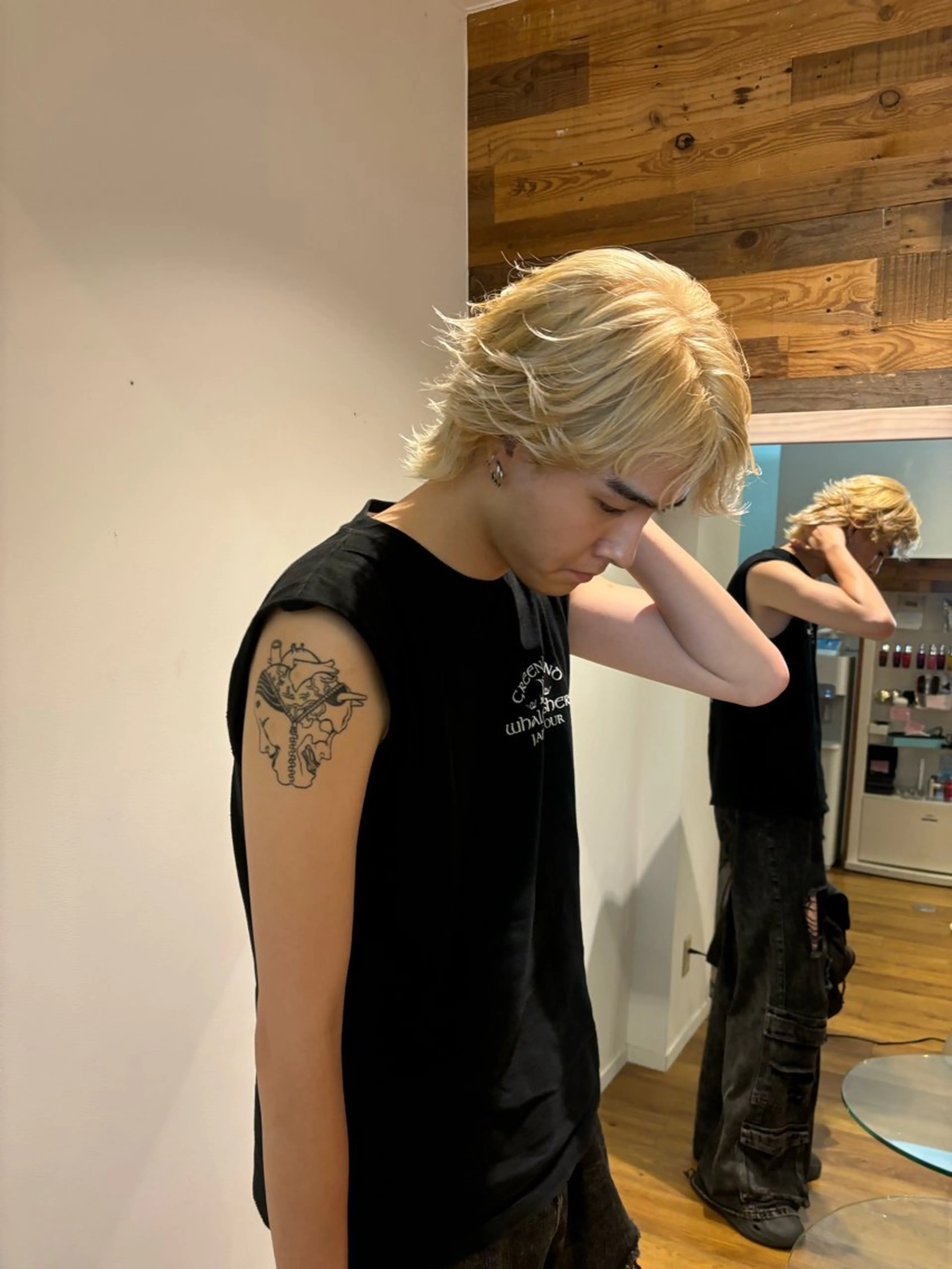 カラー メンズ 抜きっぱなしブロンド ブロンド 吉留 文月のヘアスタイル