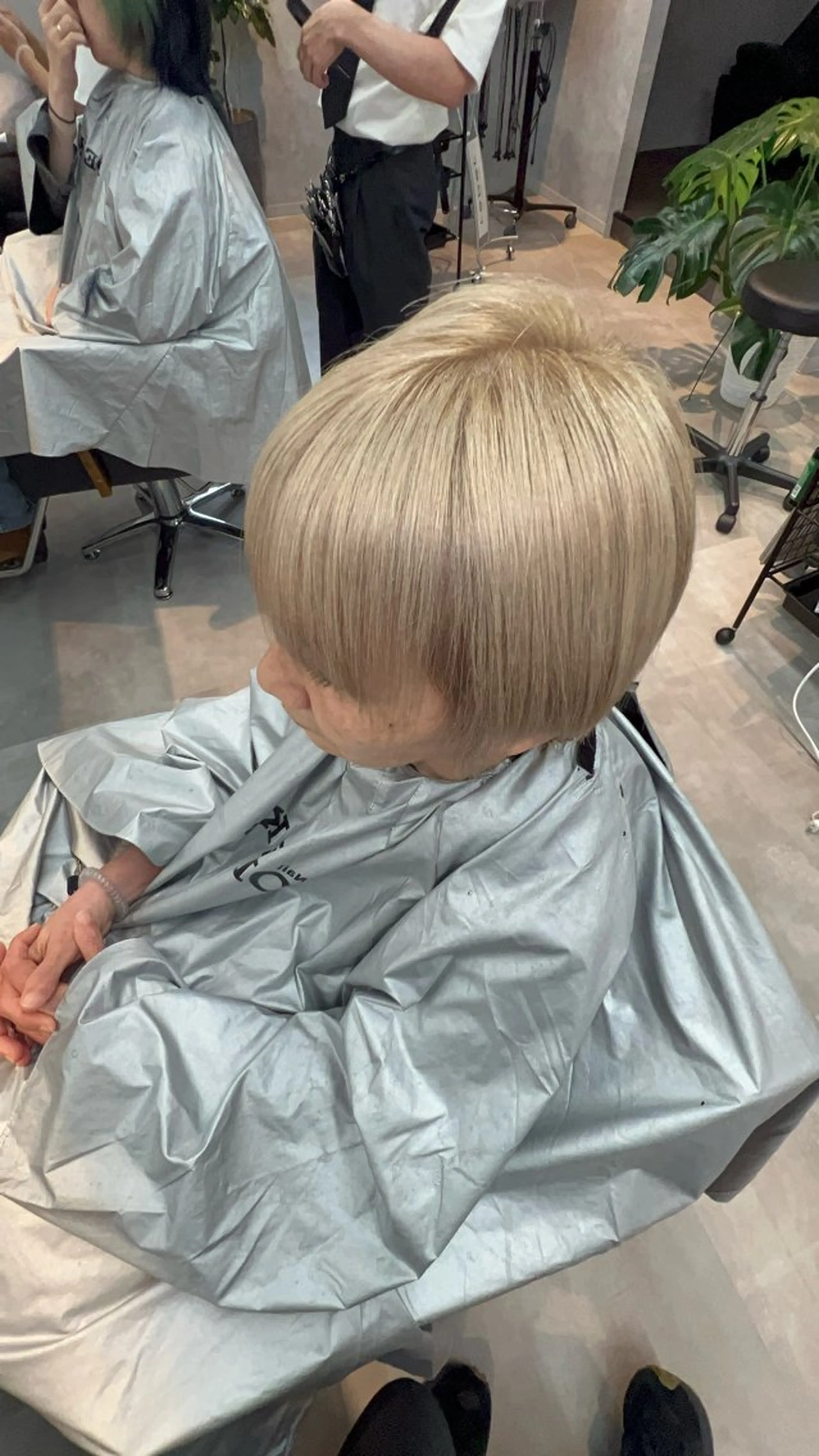 ミディアム カット ヘアカラー motoトップカラー リスト/ブリーチカラのヘアスタイル