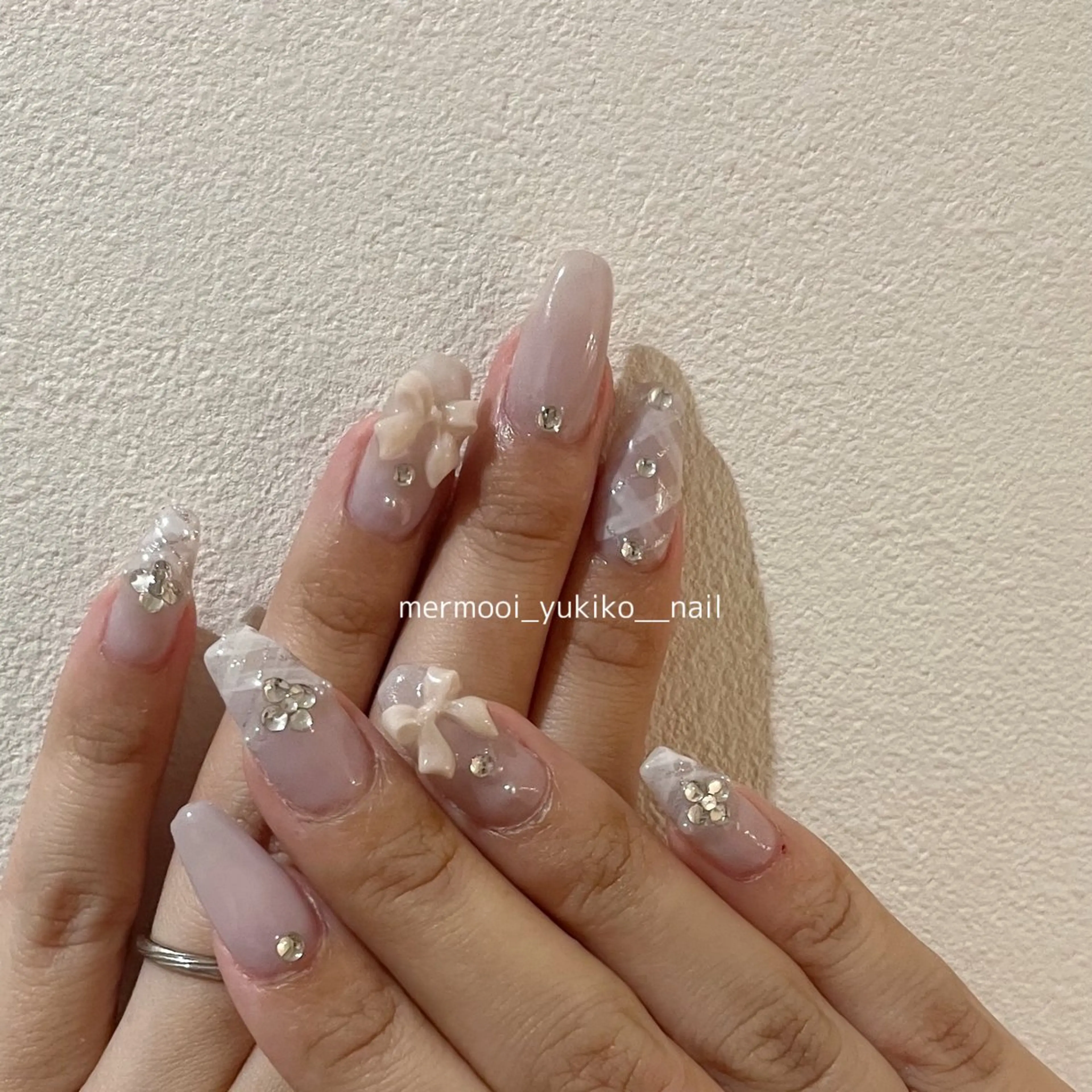 ネイル キラキラネイル 水色 ニュアンスネイル パープル リボン ハンドネイル melumooi nailのネイルデザイン