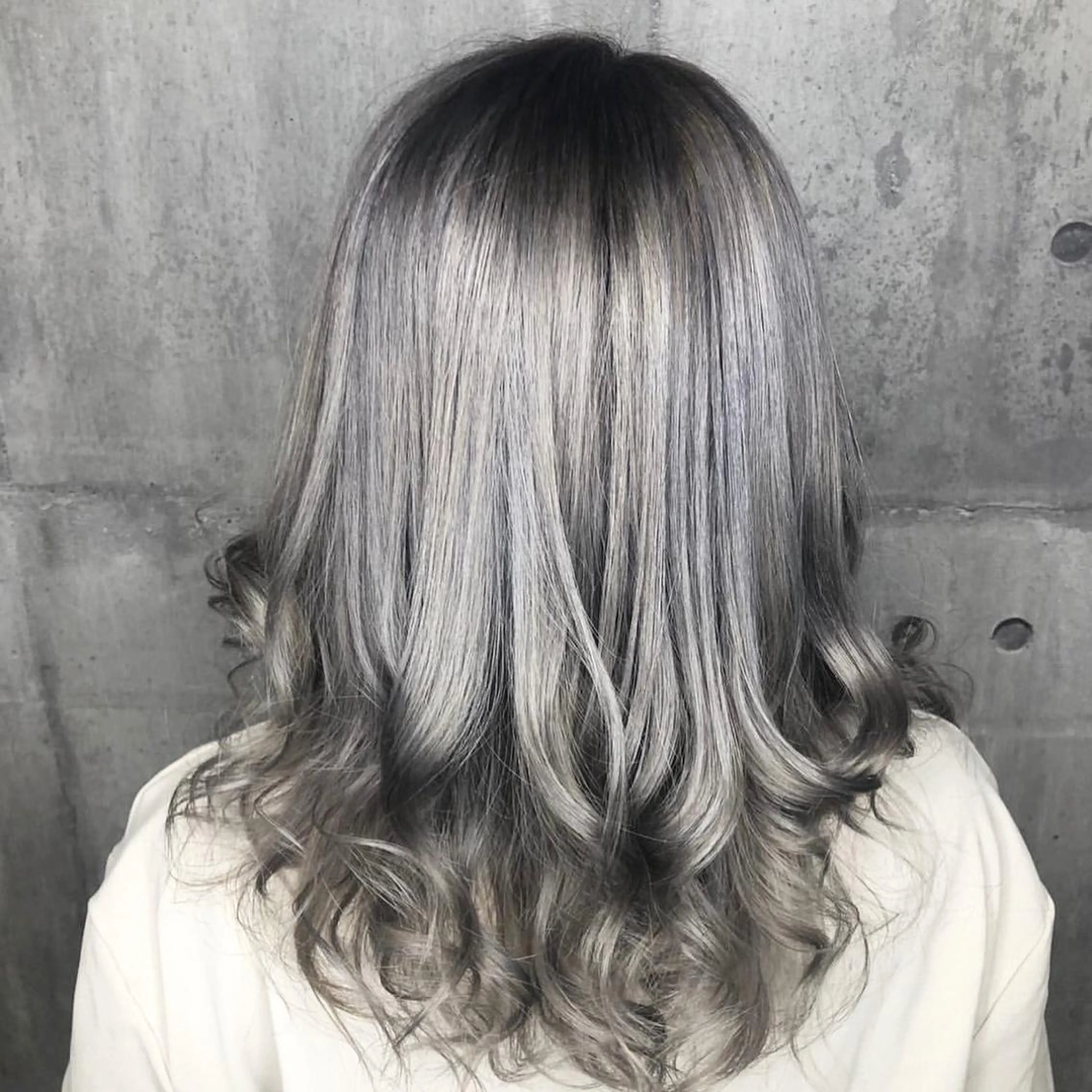 ミディアム アッシュ ﾊｲﾗｲﾄ/ﾚｲﾔｰ ｶｯﾄ/大嶽謙のヘアスタイル