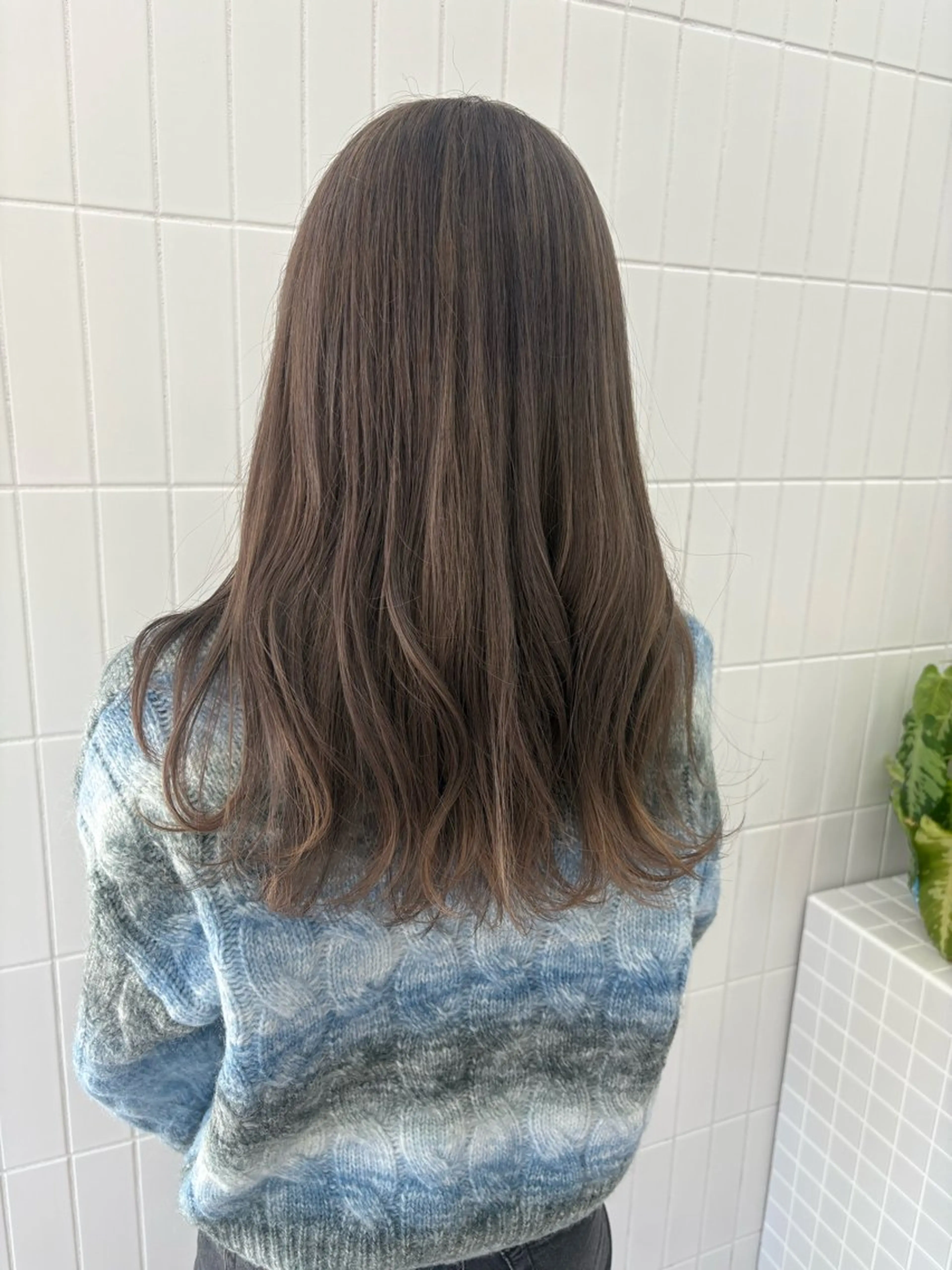 ミディアム カラー ベージュカラー ブリーチ グレージュ ミルクティーグレージュ カット ヘアカラー トリートメント 髪質改善縮毛矯正/暖 色カラー/ウエダカナのヘアスタイル