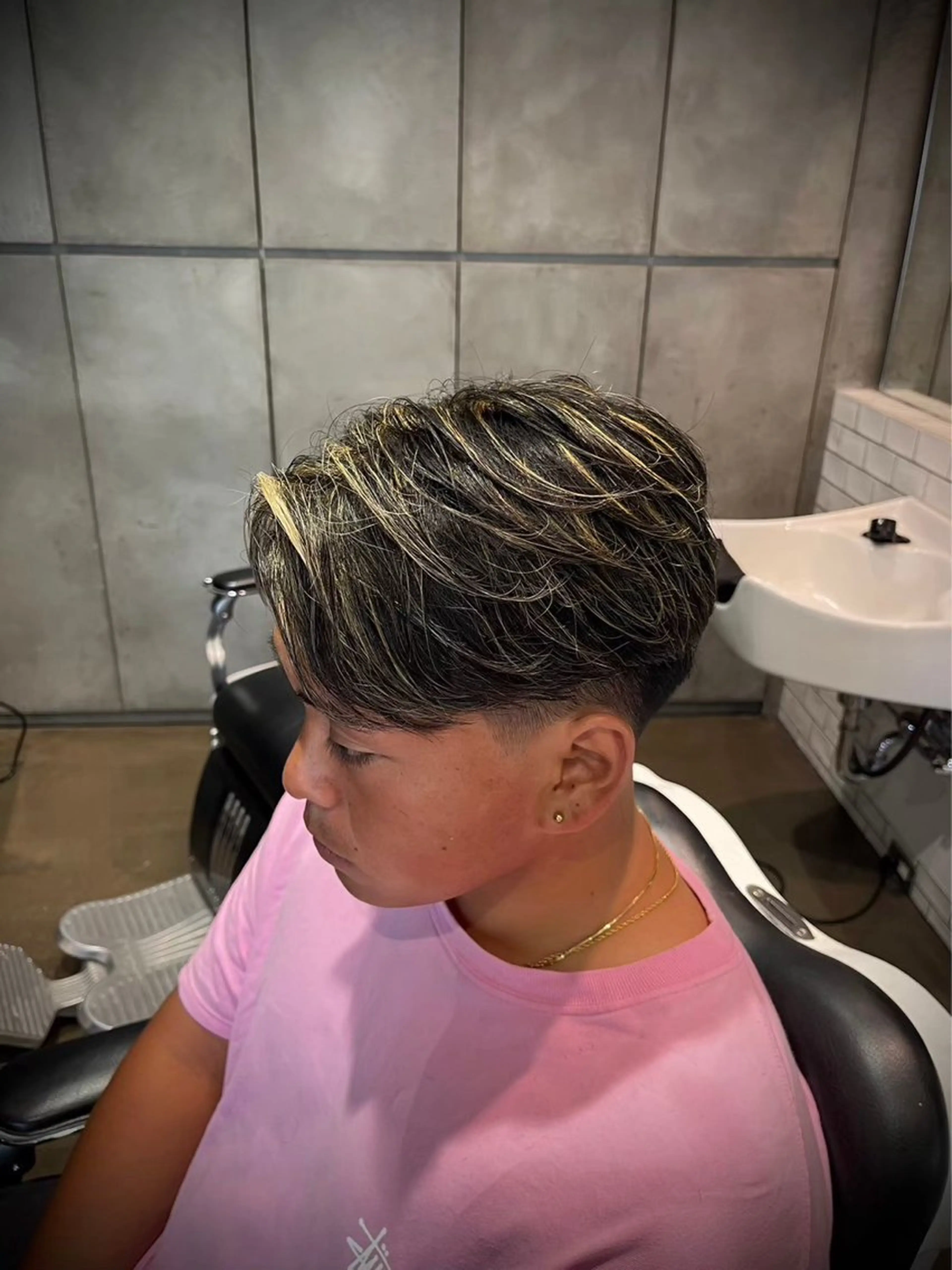 ショート メンズ メンズブリーチ フェードカット メンズパーマ スキンフェード スパイキーショート 名郷 偉織 メンズカットのヘアスタイル