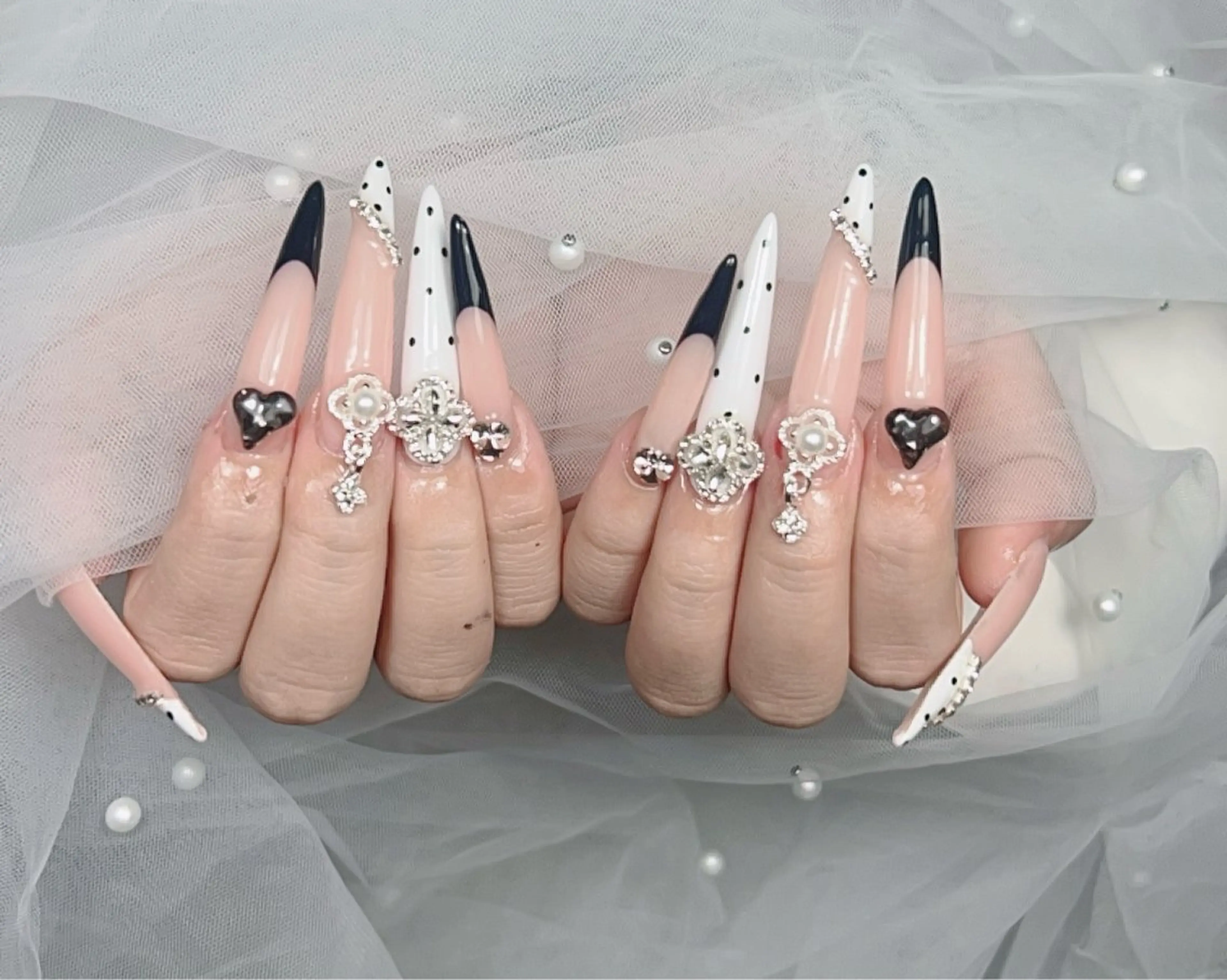 ネイル アートネイル オーロラネイル チークネイル 長さ出し フットネイル HaNa_ Noiranailのネイルデザイン