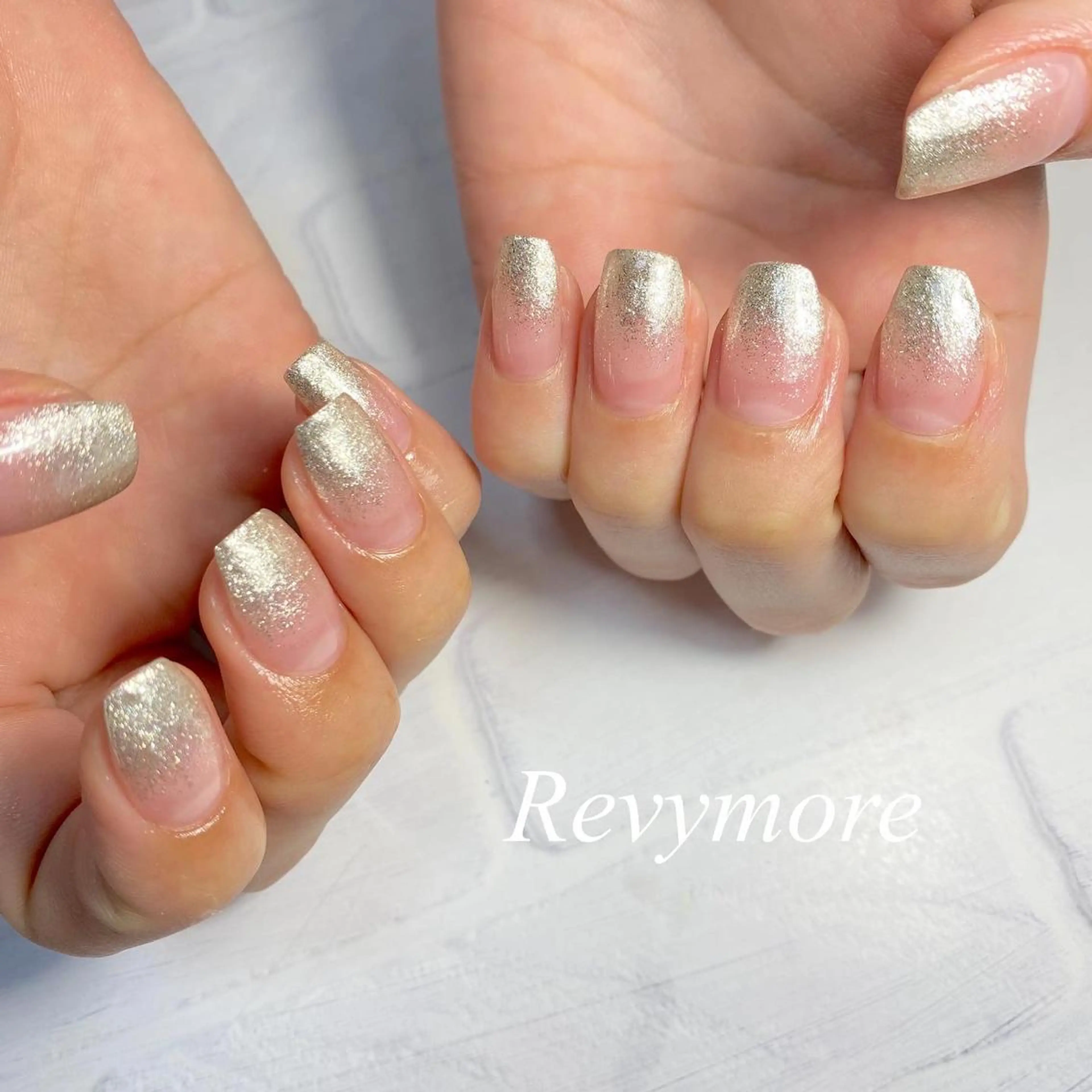 ミディアム ネイル 韓国風ヘア ジェルネイル グラデーション キラキラネイル 韓国ネイル nail salon Revymoreのネイルデザイン