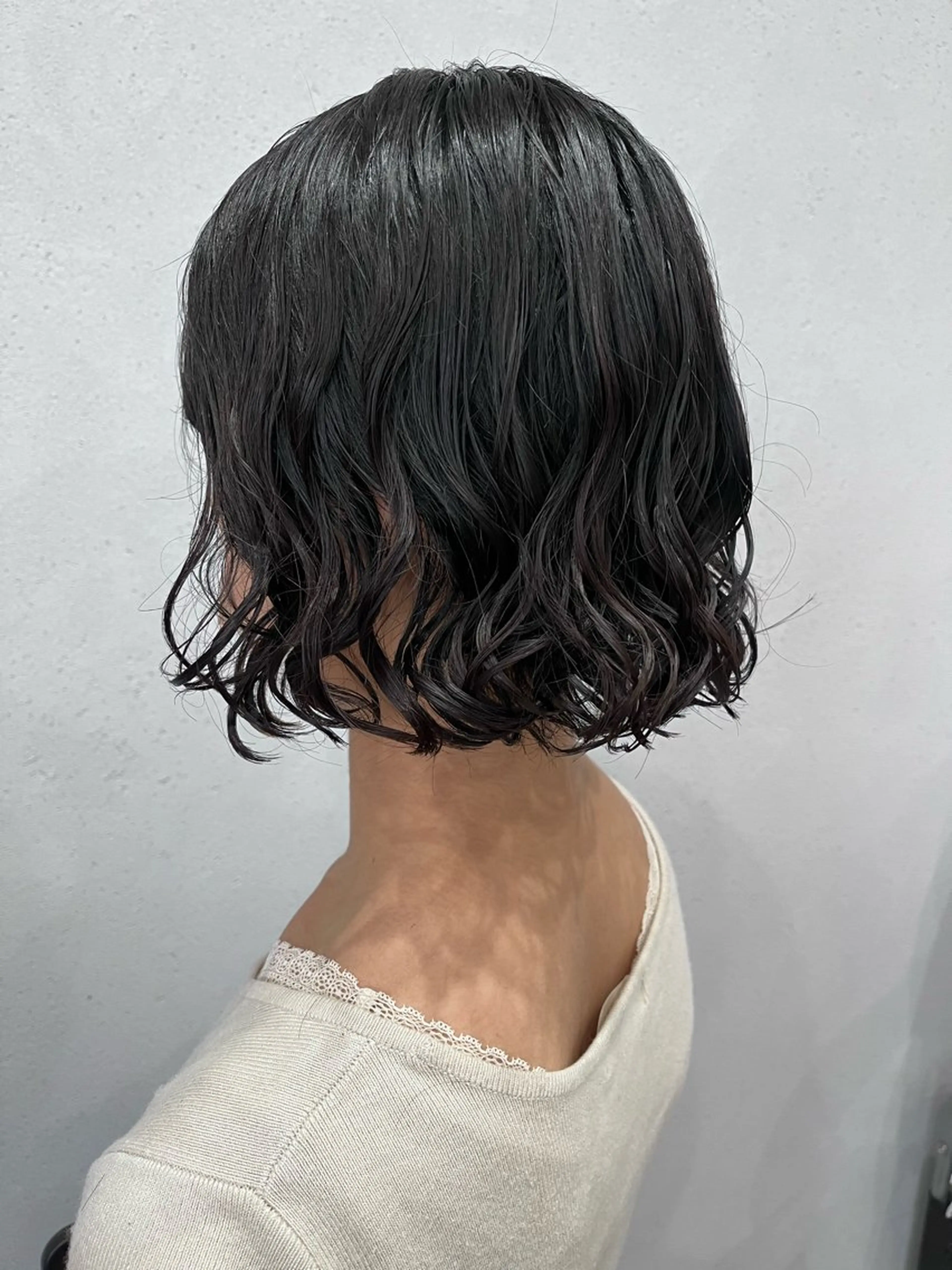 ミディアム パーマ 曲がる縮毛矯正 センターパートのヘアスタイル