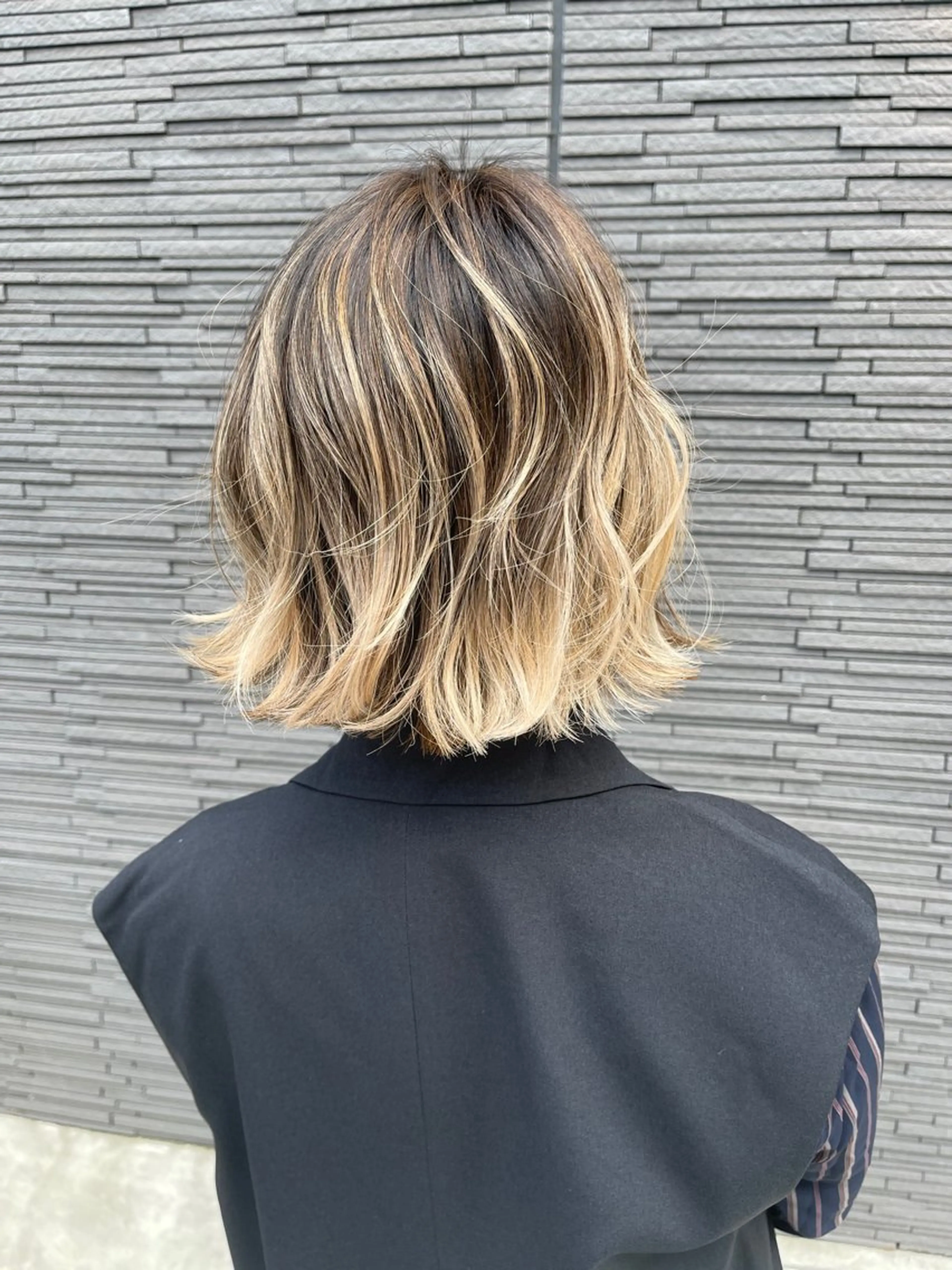 ミディアム カラー バレイヤージュ ブロンド レイヤーカット カット ヘアカラー トリートメント ショートヘア💫 ハイトーン西田拓馬のヘアスタイル