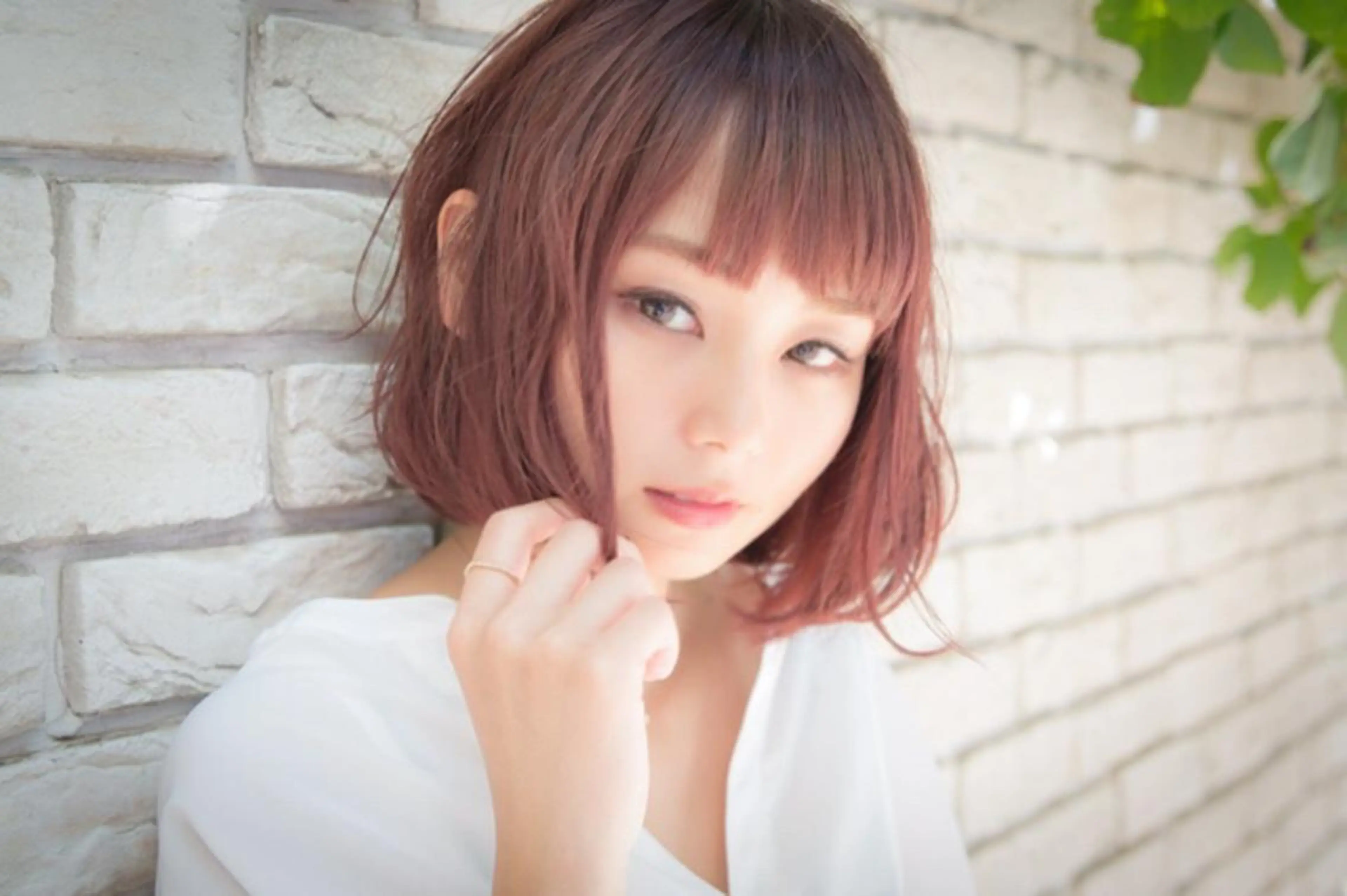 ミディアム カラー アオガミ （前髪顔周りカット）のヘアスタイル