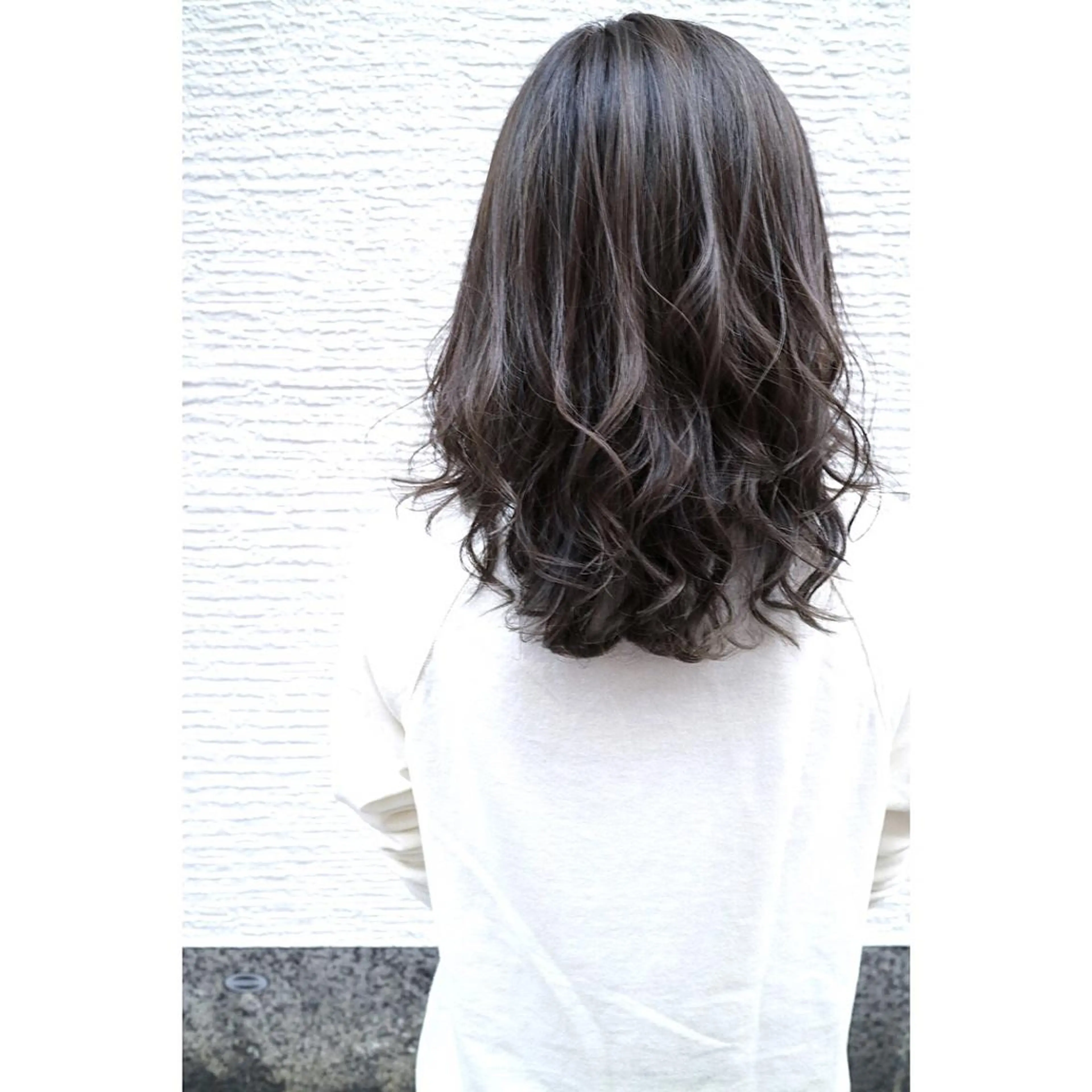 セミロング カラー ハイライトカラー イルミナカラー ハイライト OFF YUYAのヘアスタイル