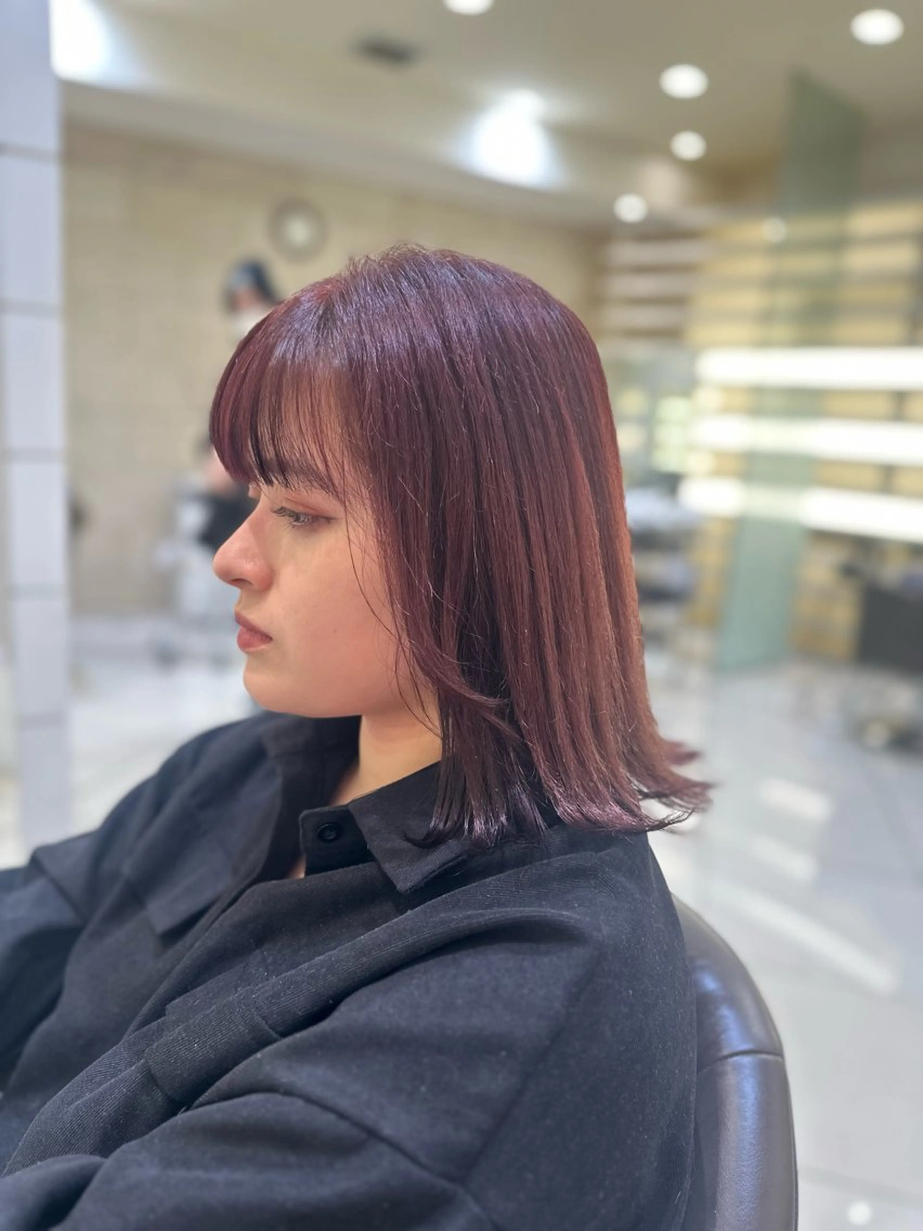 ミディアム カラー タイトボブ個性派カラ ーAKANEのヘアスタイル