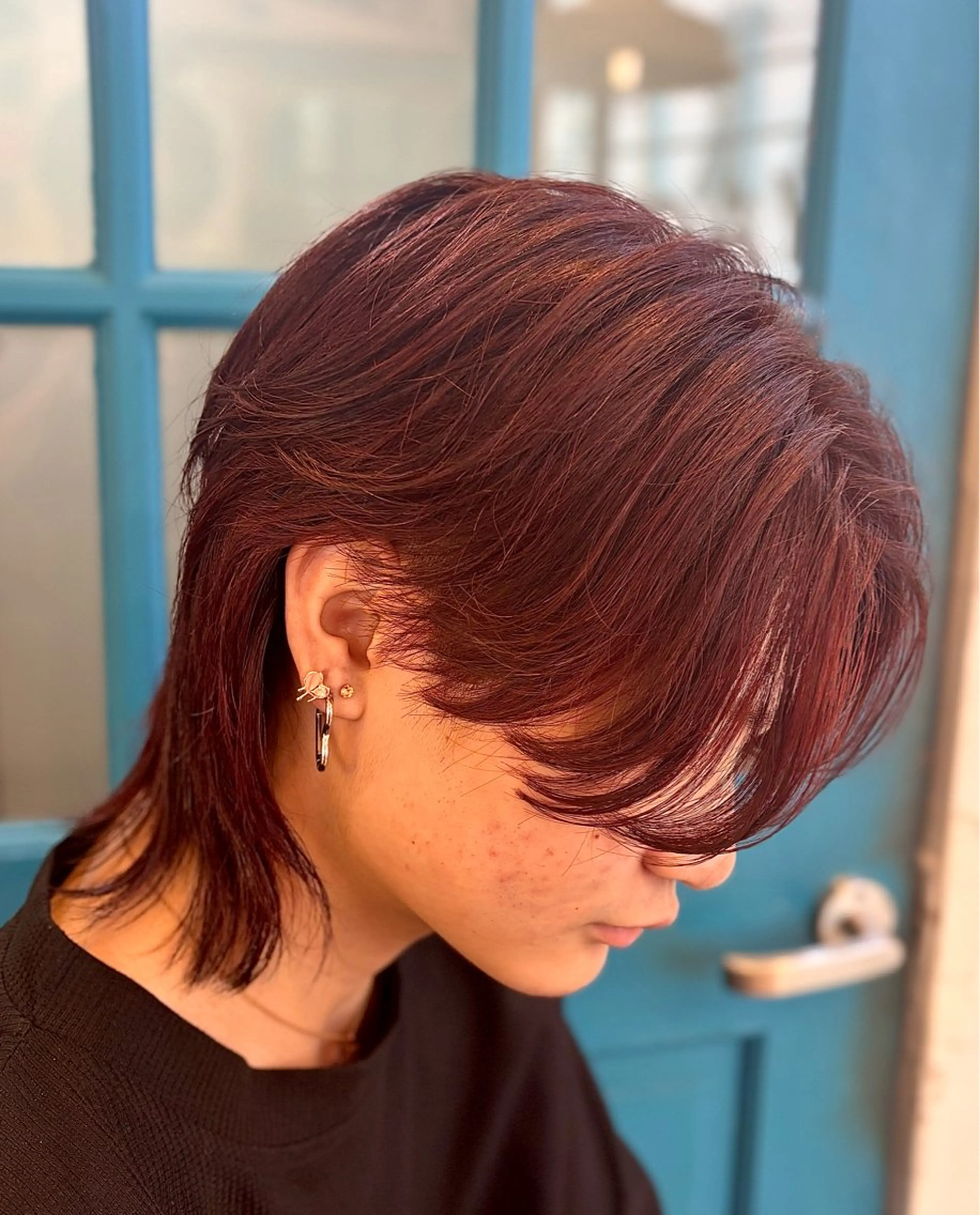 カラー メンズ センターパート メンズウルフカット カシス レッドカラー ウルフカット ショート、韓国メンズ ヘアのかつらぎのヘアスタイル