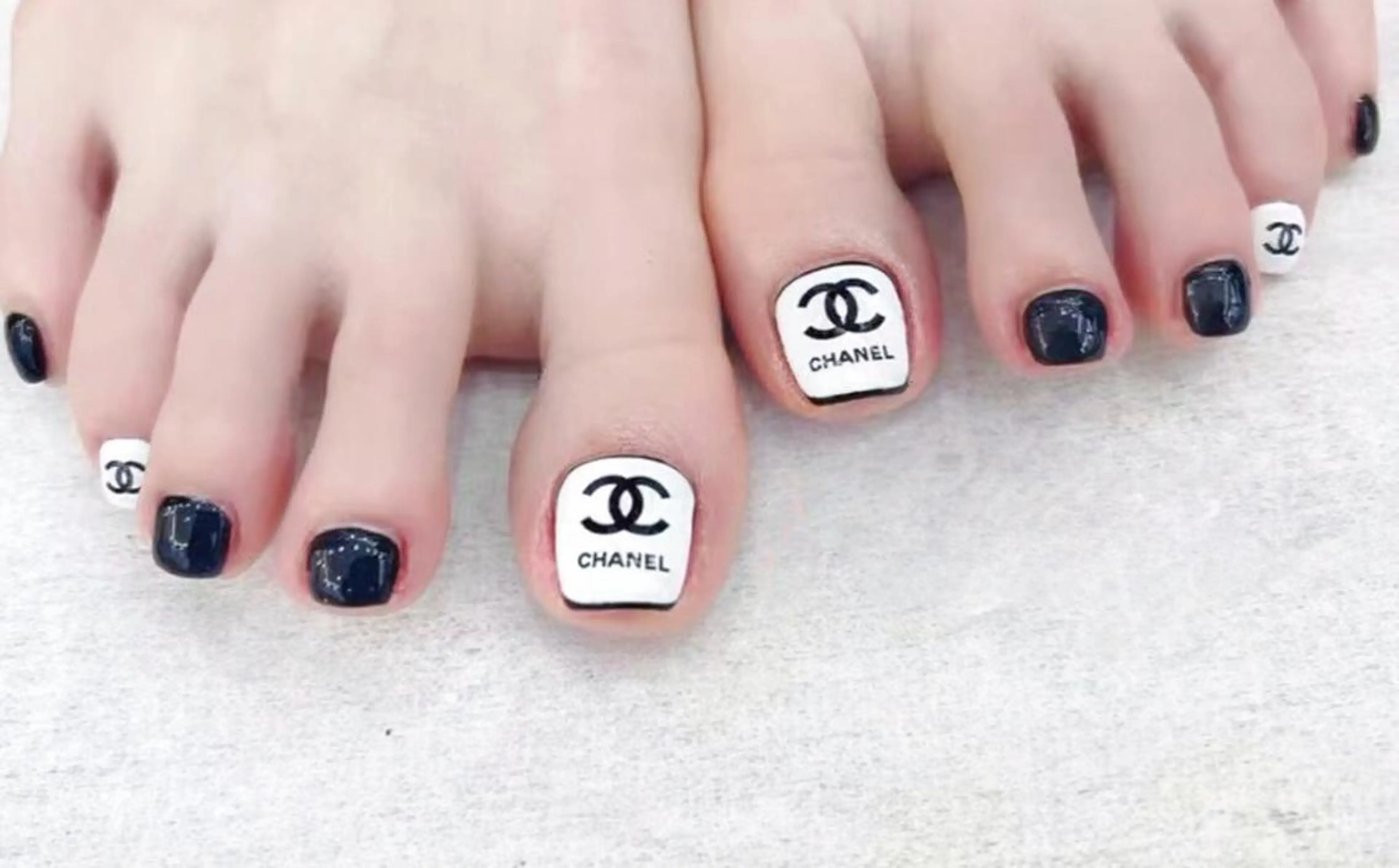 ネイル フットネイル MoonNail ユリ🌸のネイルデザイン