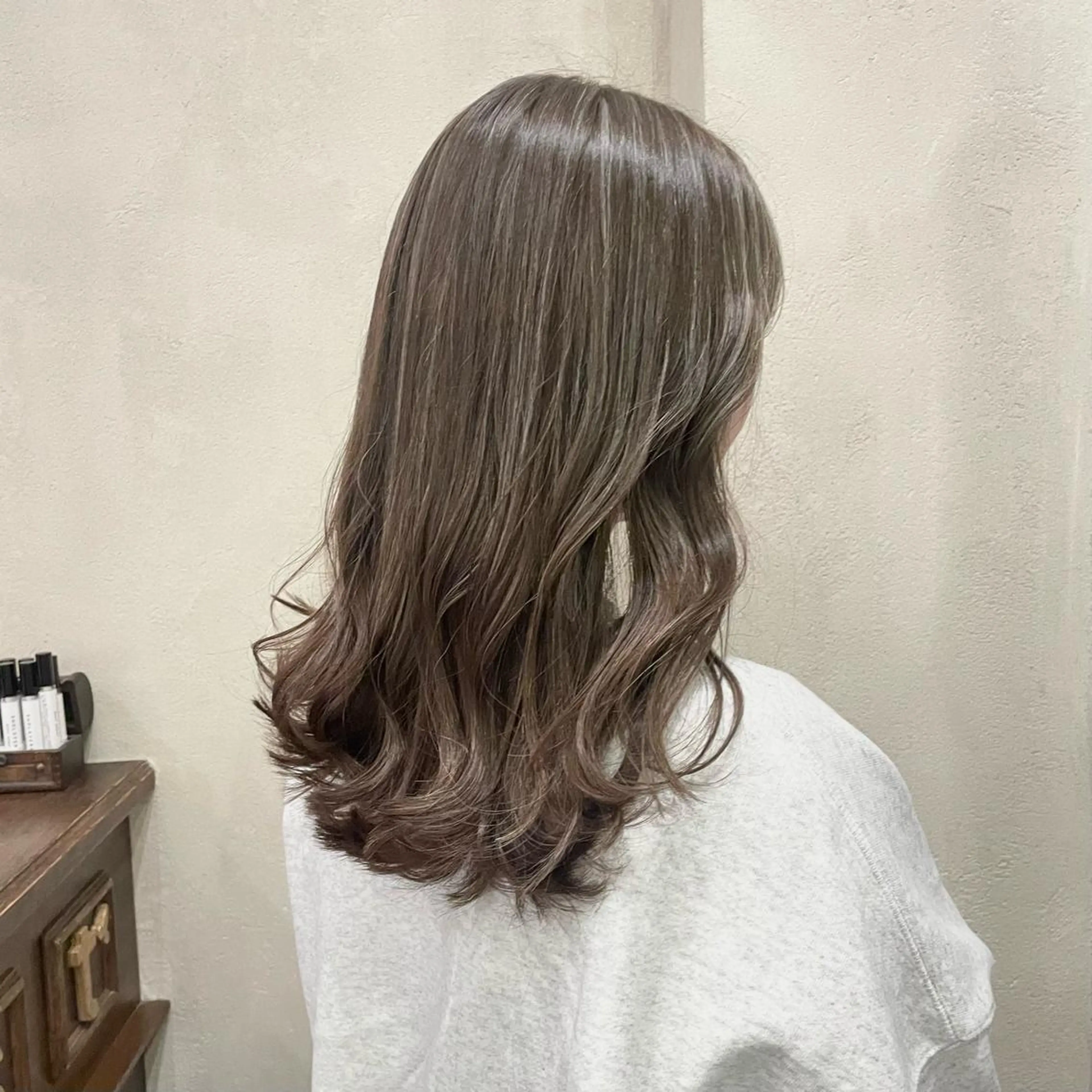 ミディアム カラー グレージュ ハイライトカラー ハイライト カット ヘアカラー roost 優のヘアスタイル