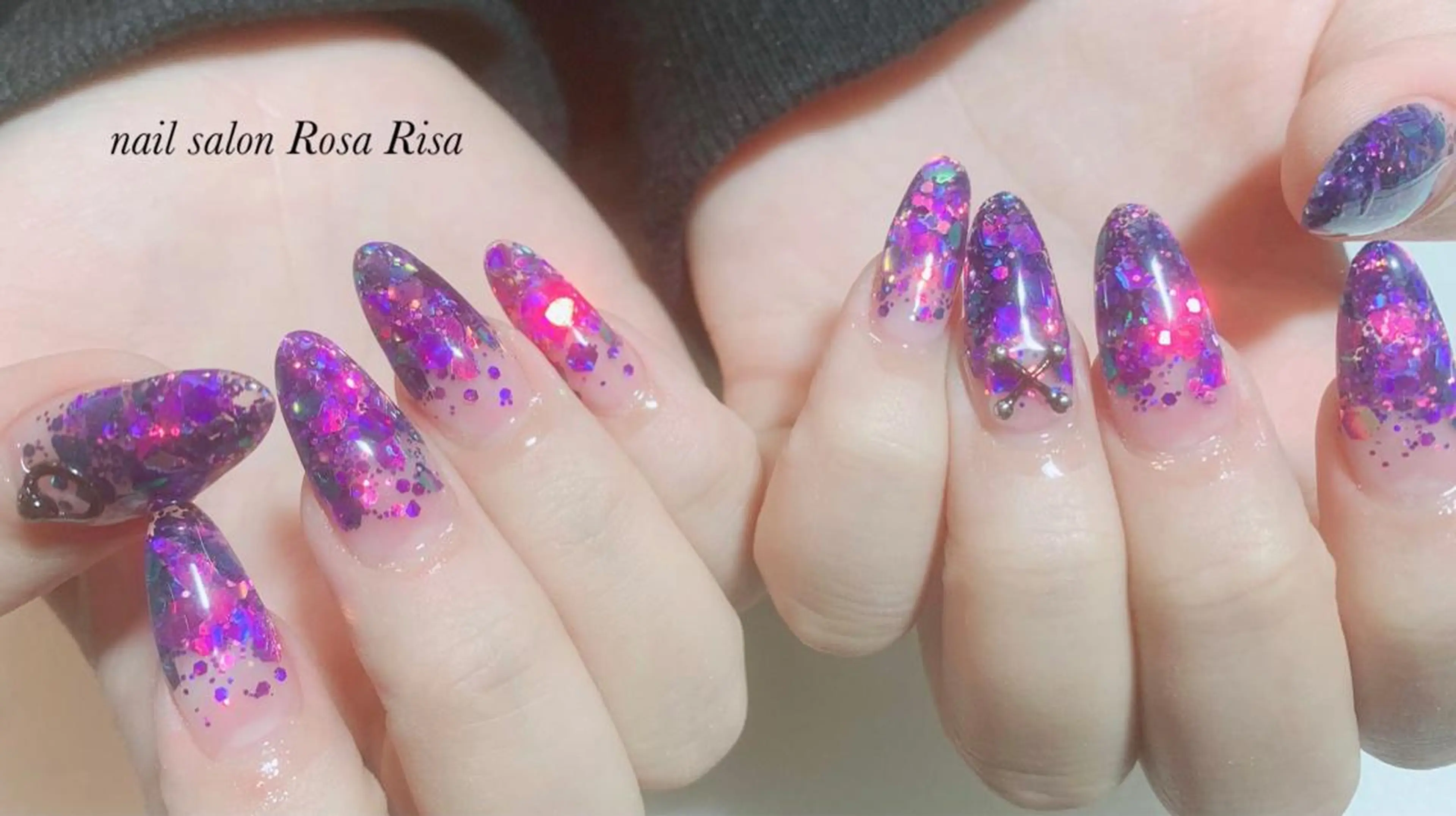 ロング ネイル ブルー ホログラムネイル ピンク ネイルスタジオ シェイクユアハンズのネイルデザイン