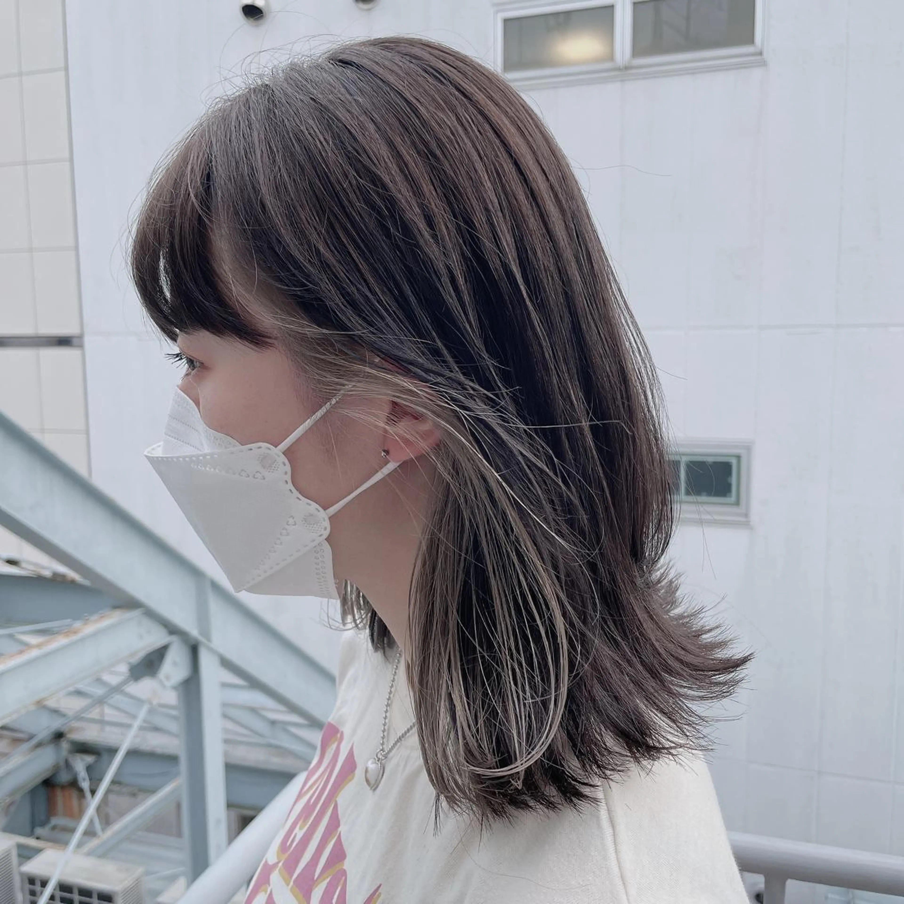 ミディアム カラー レイヤーカット 透明感カラーのヘアスタイル