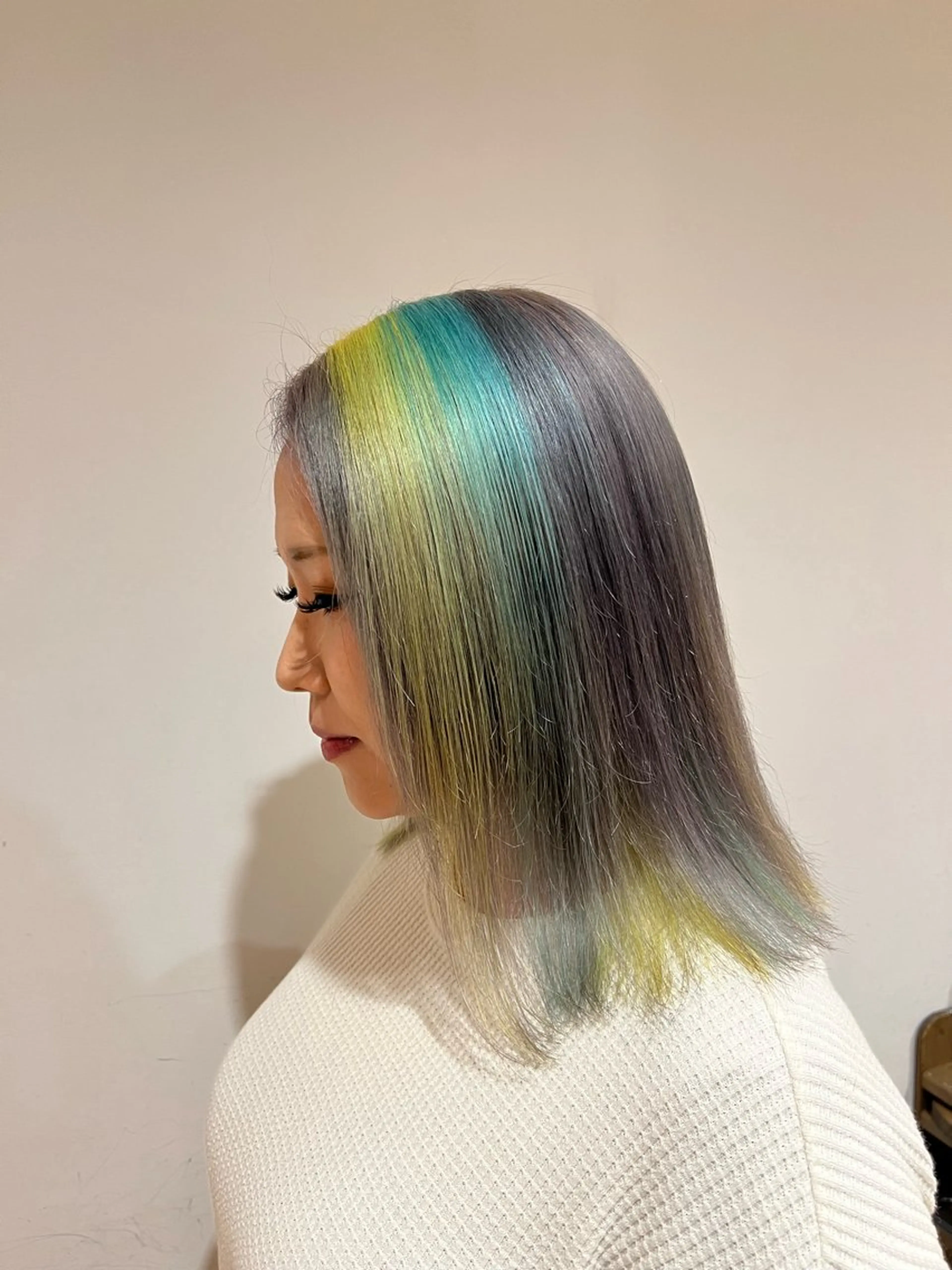 セミロング カラー ブリーチ ブルーカラー イエローカラー ワタナベ モカ🦢ダブルカラーのヘアスタイル