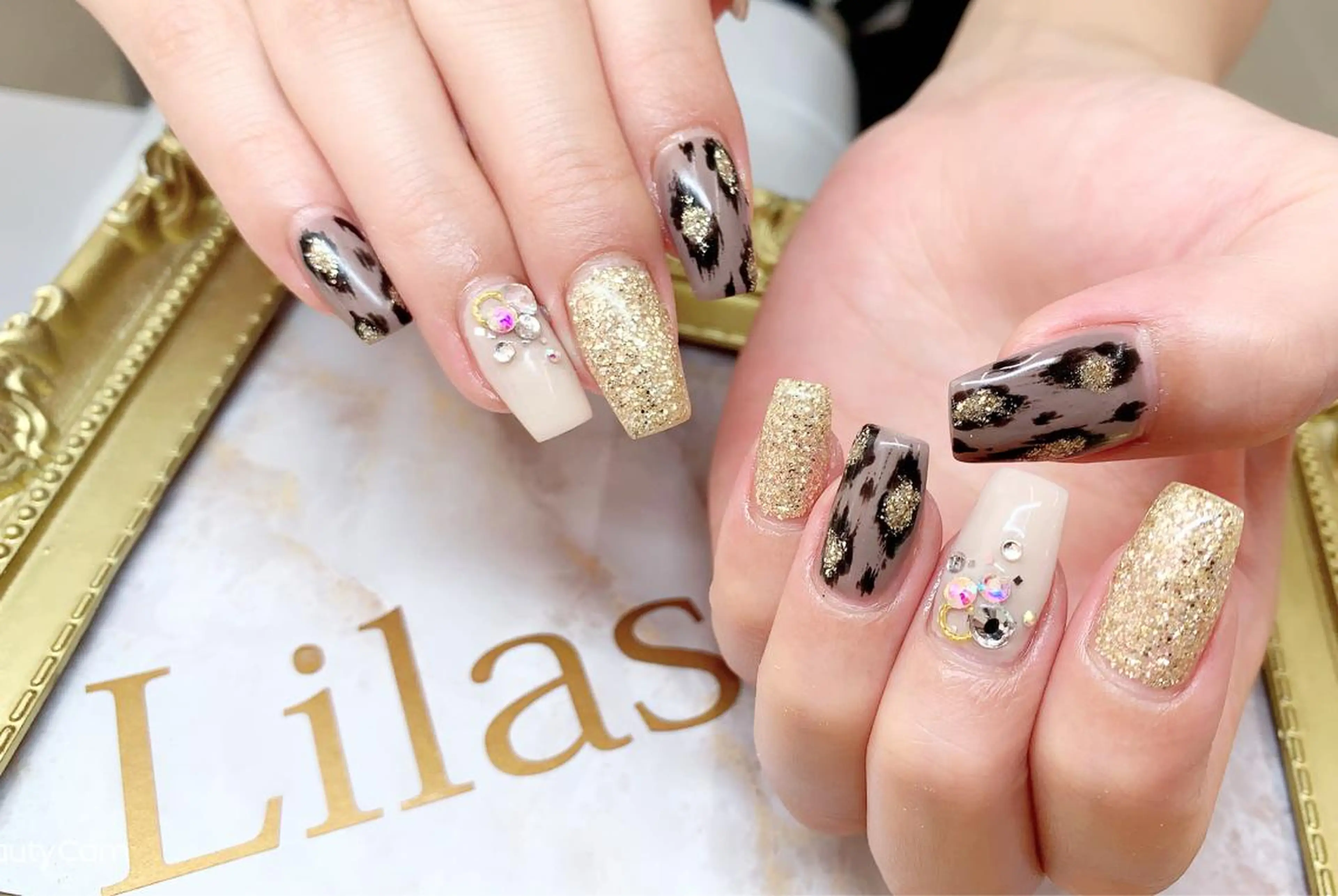 ネイル アニマル柄 ジェルネイル ゴールド ハードジェル キラキラネイル Lilas Nailのネイルデザイン