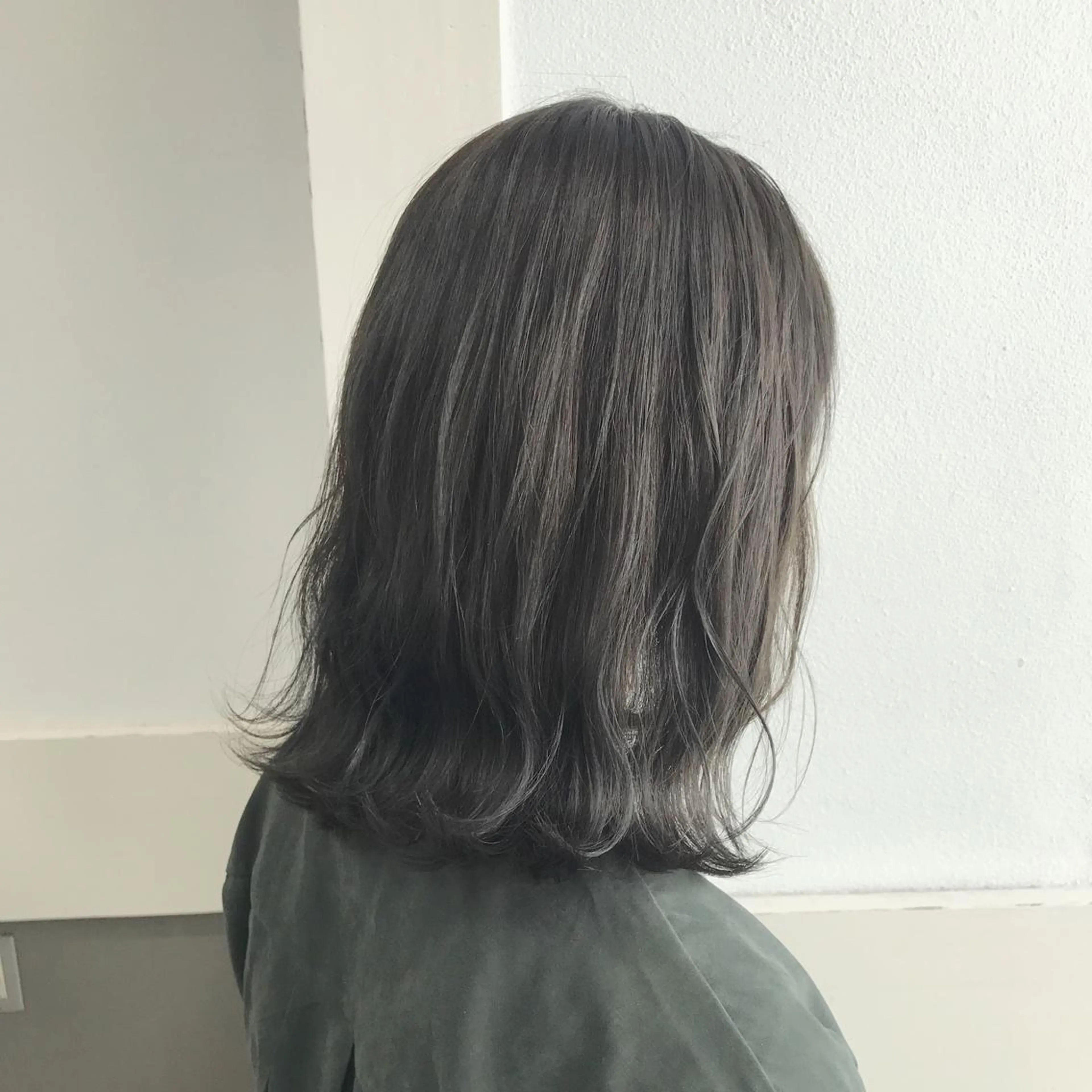 ミディアム カラー ヘアアレンジ ブリーチ グレージュ カーキグレージュ ブリーチなしカラー カット ヘアカラー トリートメント GiseL天神カラー 髪質改善/ブリーチのヘアスタイル