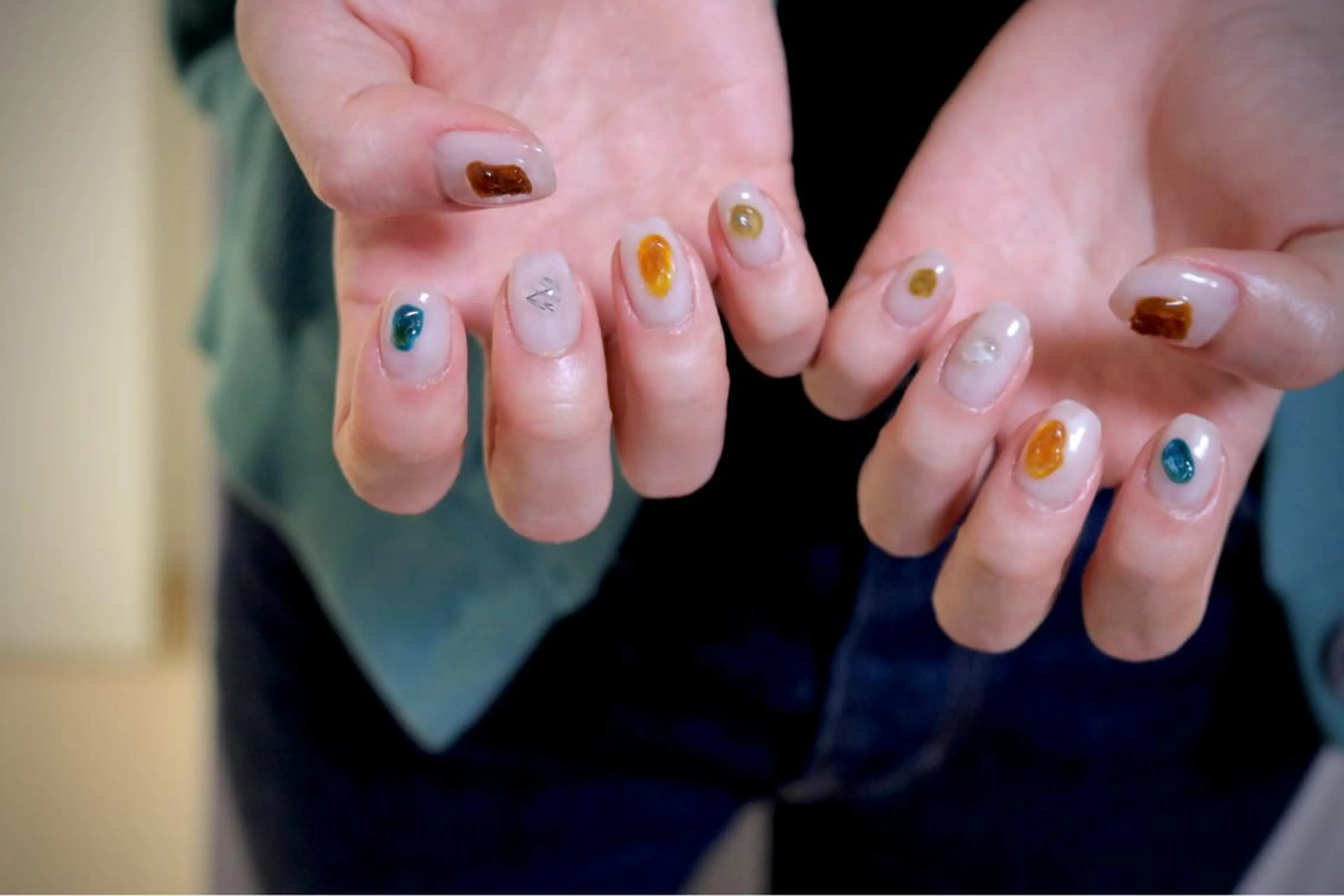 ネイル オーロラネイル カジュアル 長さ出し ジェルネイル 韓国ネイル ハンドネイル MH Nailのネイルデザイン