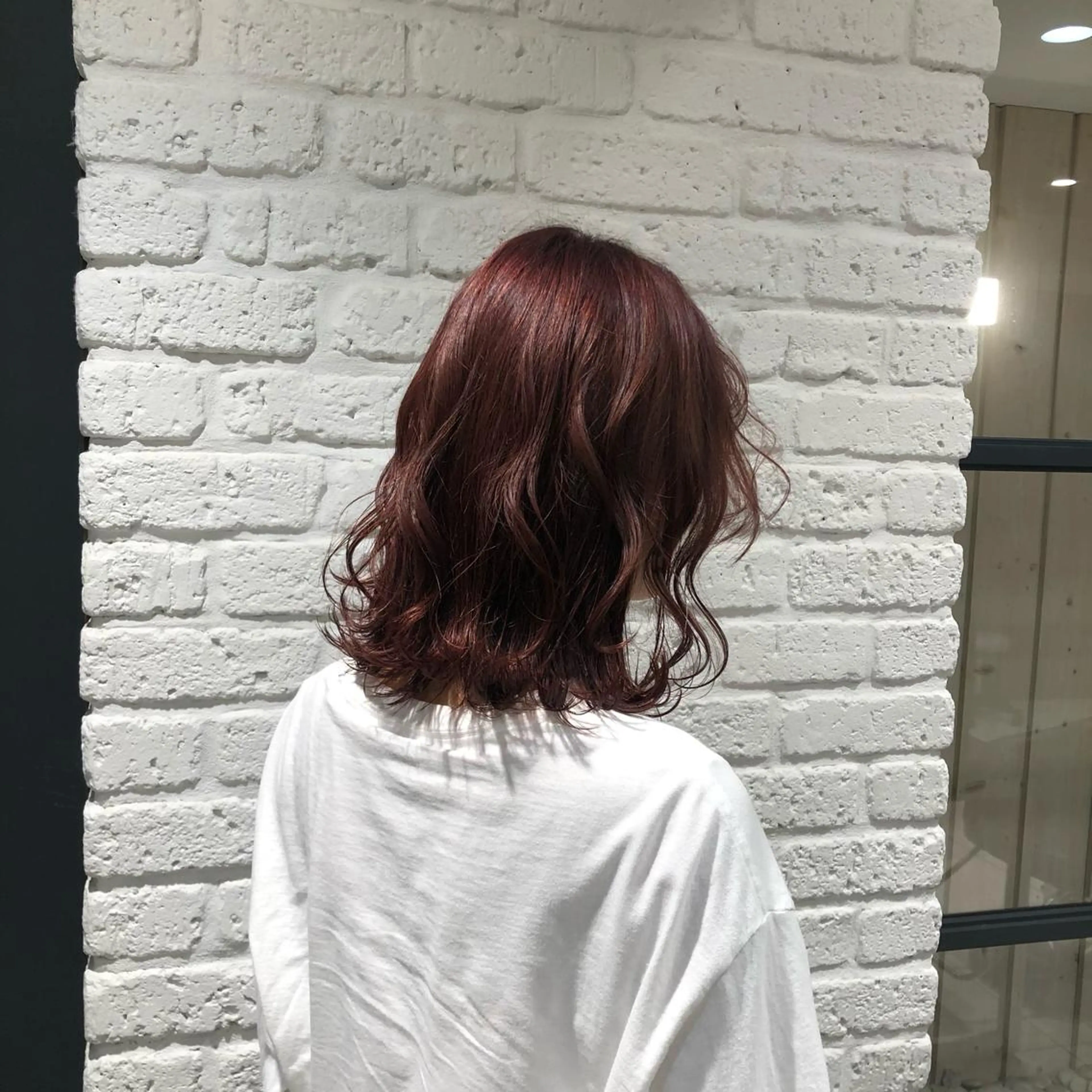 ミディアム カラー パーマ ブルーカラー ブルーバイオレット バイオレットカラー 外ハネヘア ヘアカラー トリートメント 山田 博仁のヘアスタイル