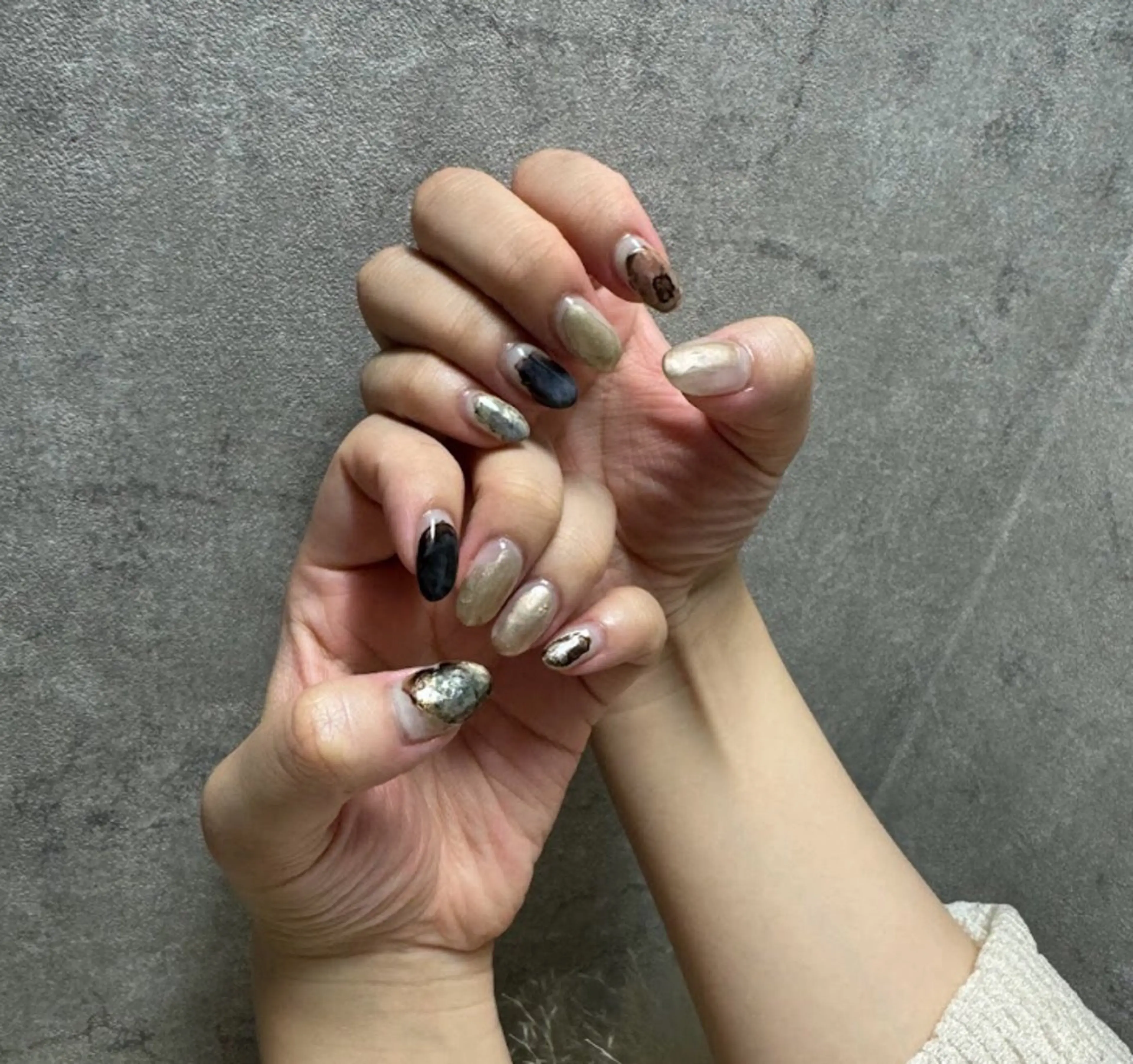 ネイル アートネイル べっ甲ネイル ジェルネイル グリーン キラキラネイル nailstudio eviz新宿店のネイルデザイン