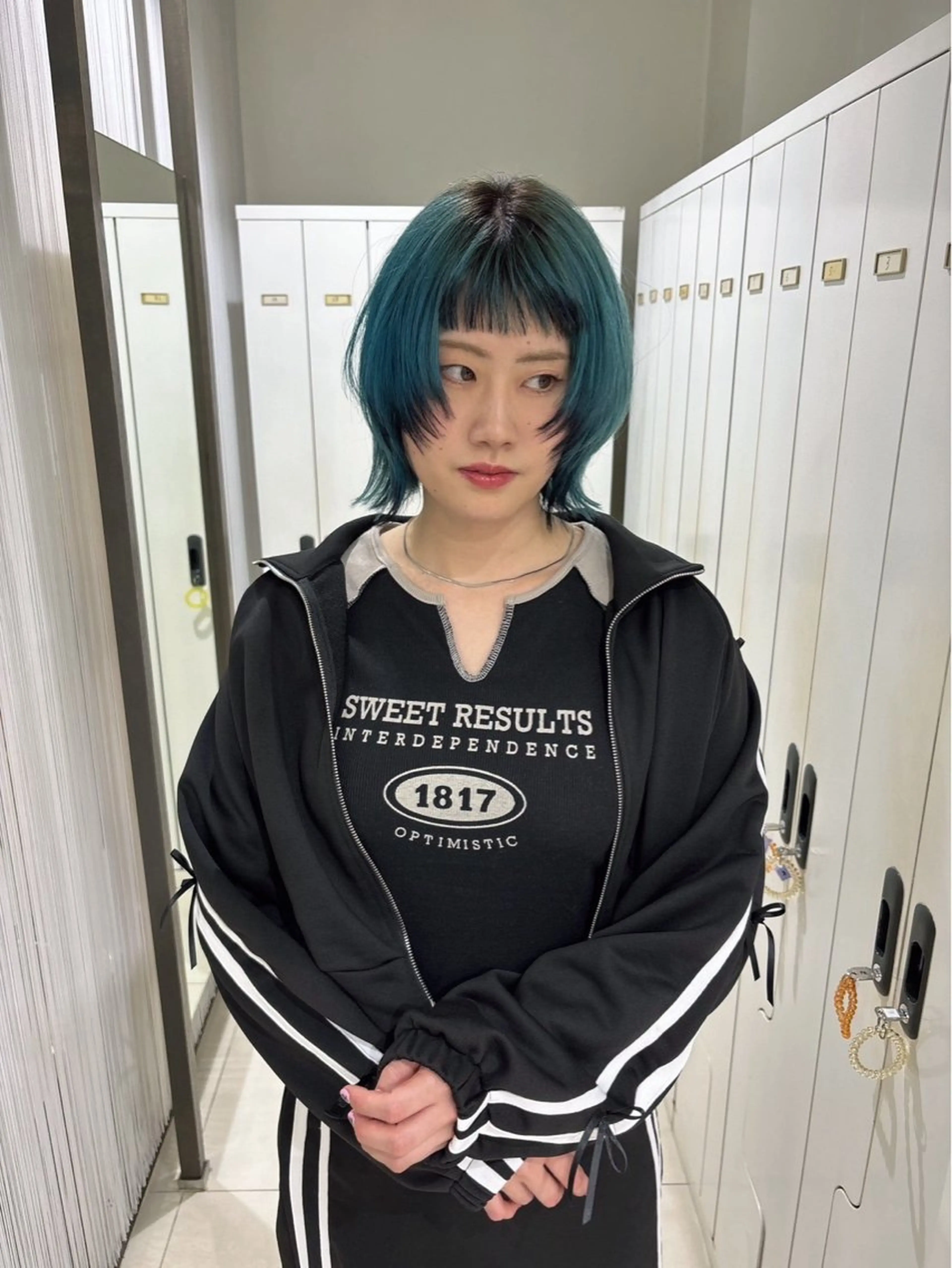 ミディアム レイヤー 艶々カラーのヘアスタイル