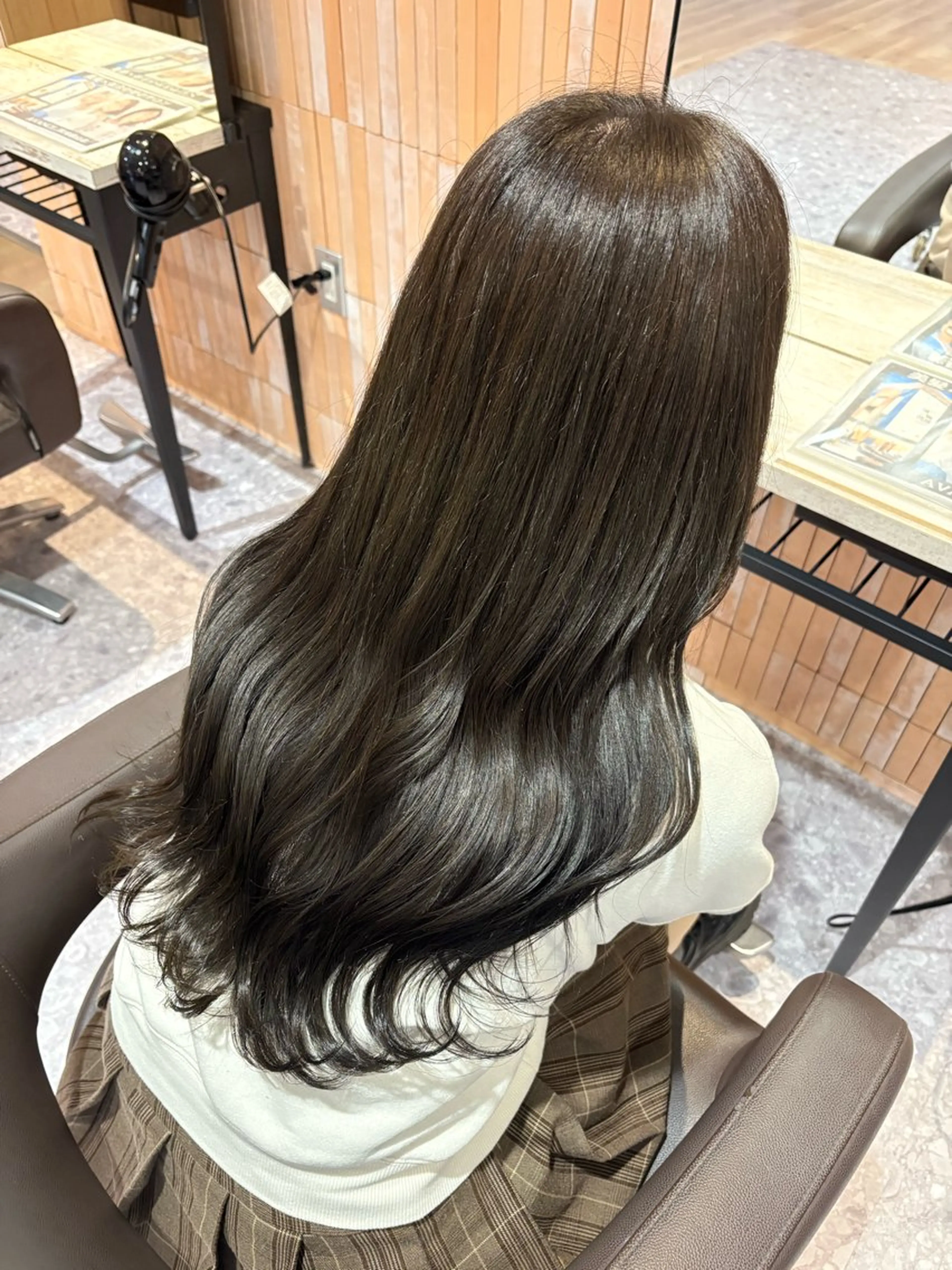 ロング アッシュ アッシュブラウン カット ヘアカラー 透明感/顔周りカット /レイヤー/岡本のヘアスタイル