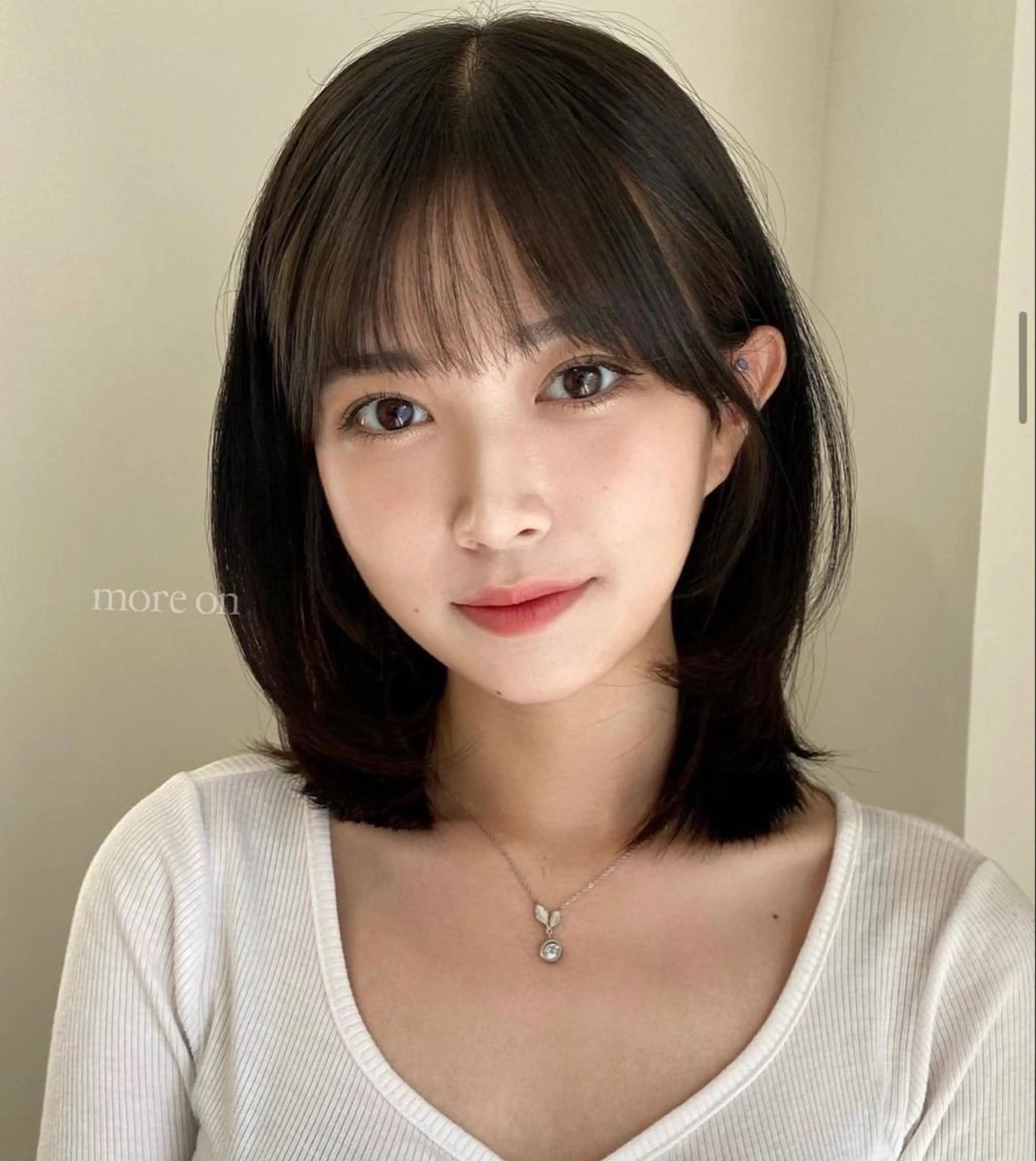 ミディアム カラー 曲がる縮毛矯正 センターパートのヘアスタイル