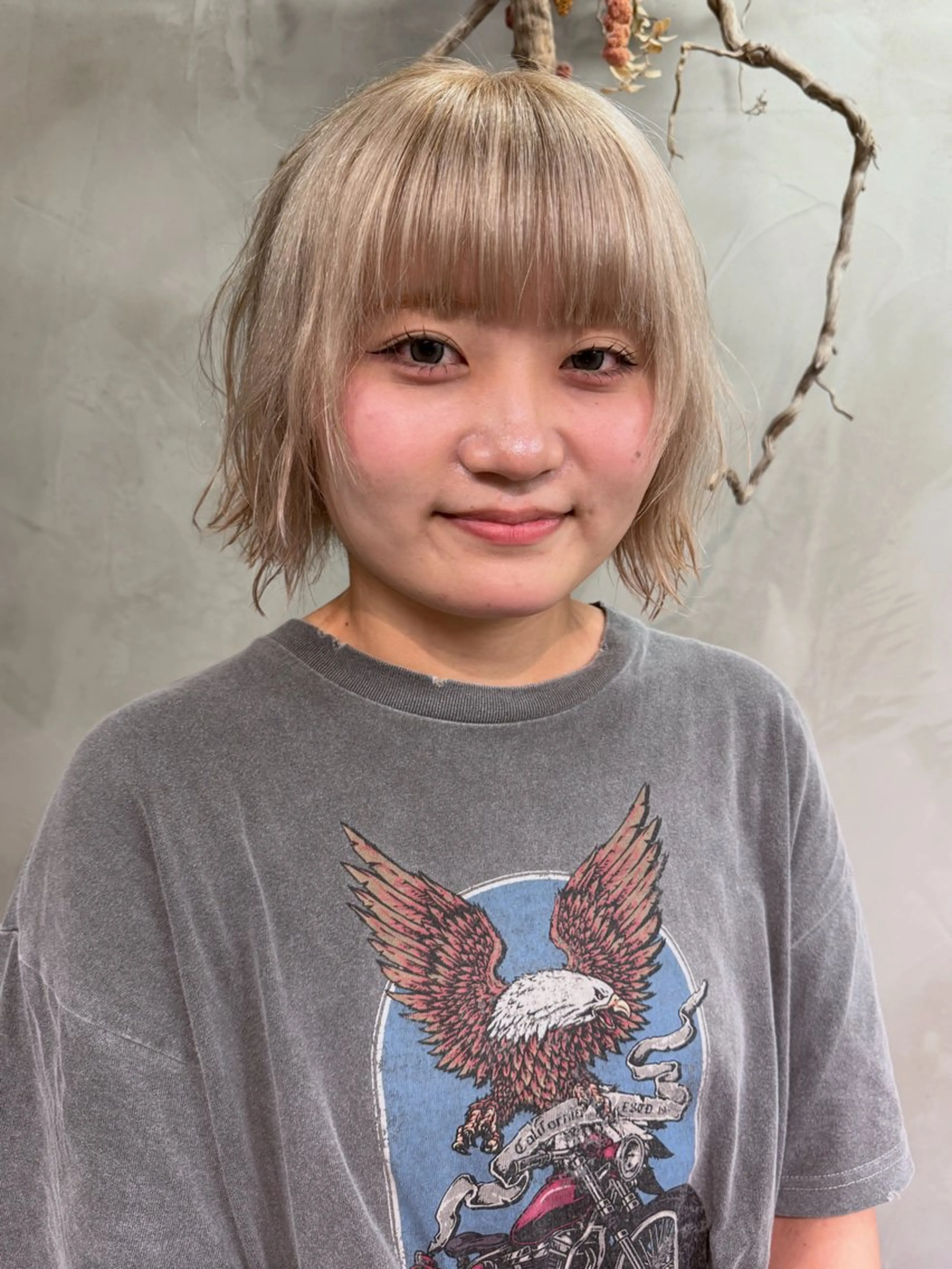 ショート カラー ベージュカラー ブリーチ ブロンド ホワイトベージュ ヘアカラー RorriM natsuのヘアスタイル