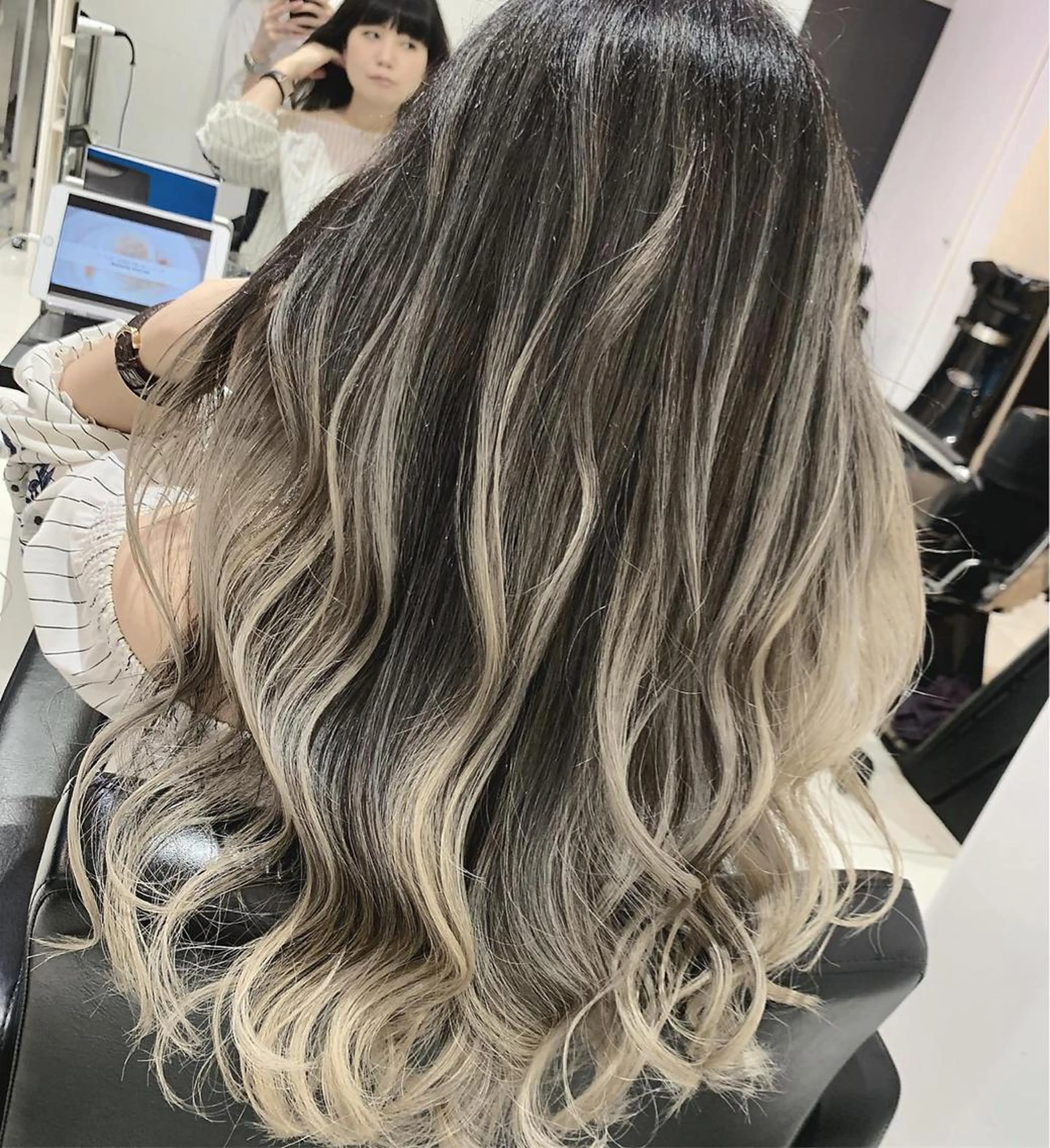 ロング カラー ヘアアレンジ 切りっぱなしボブ バレイヤージュ 黒髪 グラデーションカラー ハイライトカラー 阿部 圭悟のヘアスタイル