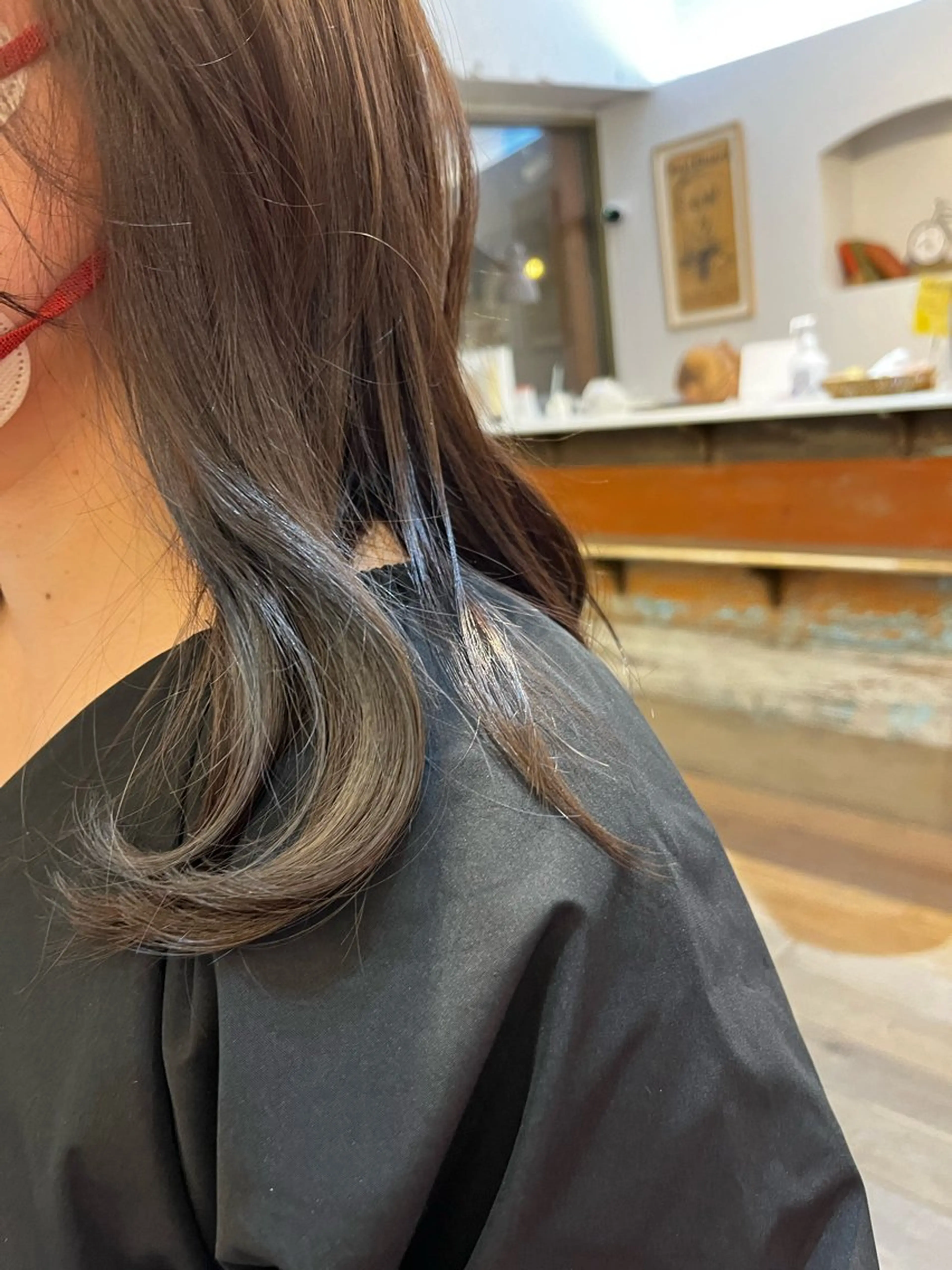 セミロング カラー ベージュカラー イヤリングカラー グレージュ インナーカラー 臺 佳連のヘアスタイル