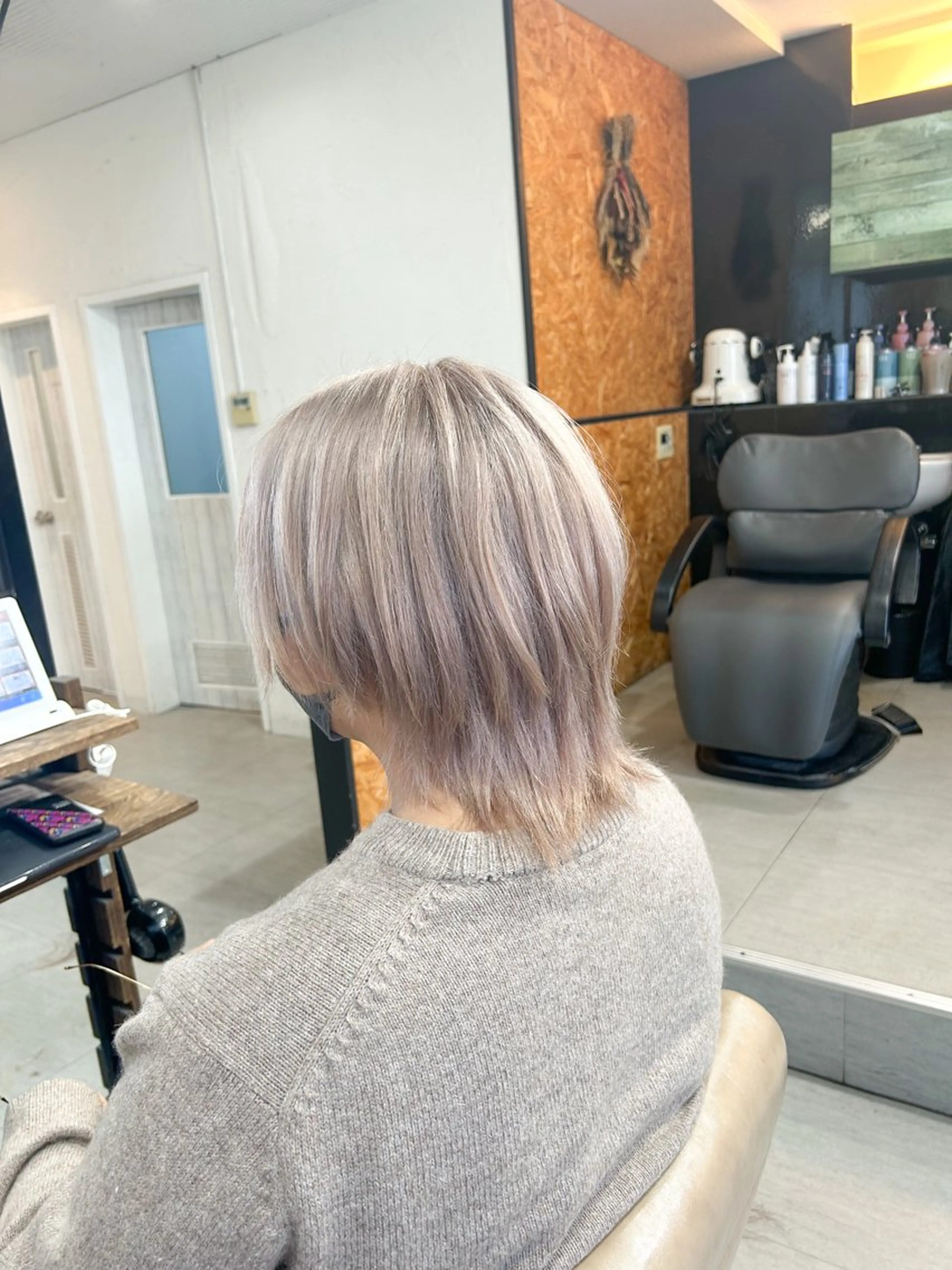 ミディアム カラー メンズ メンズブリーチ メンズウルフカット ベージュカラー ブリーチ ウルフカット かんばら りょーいのヘアスタイル