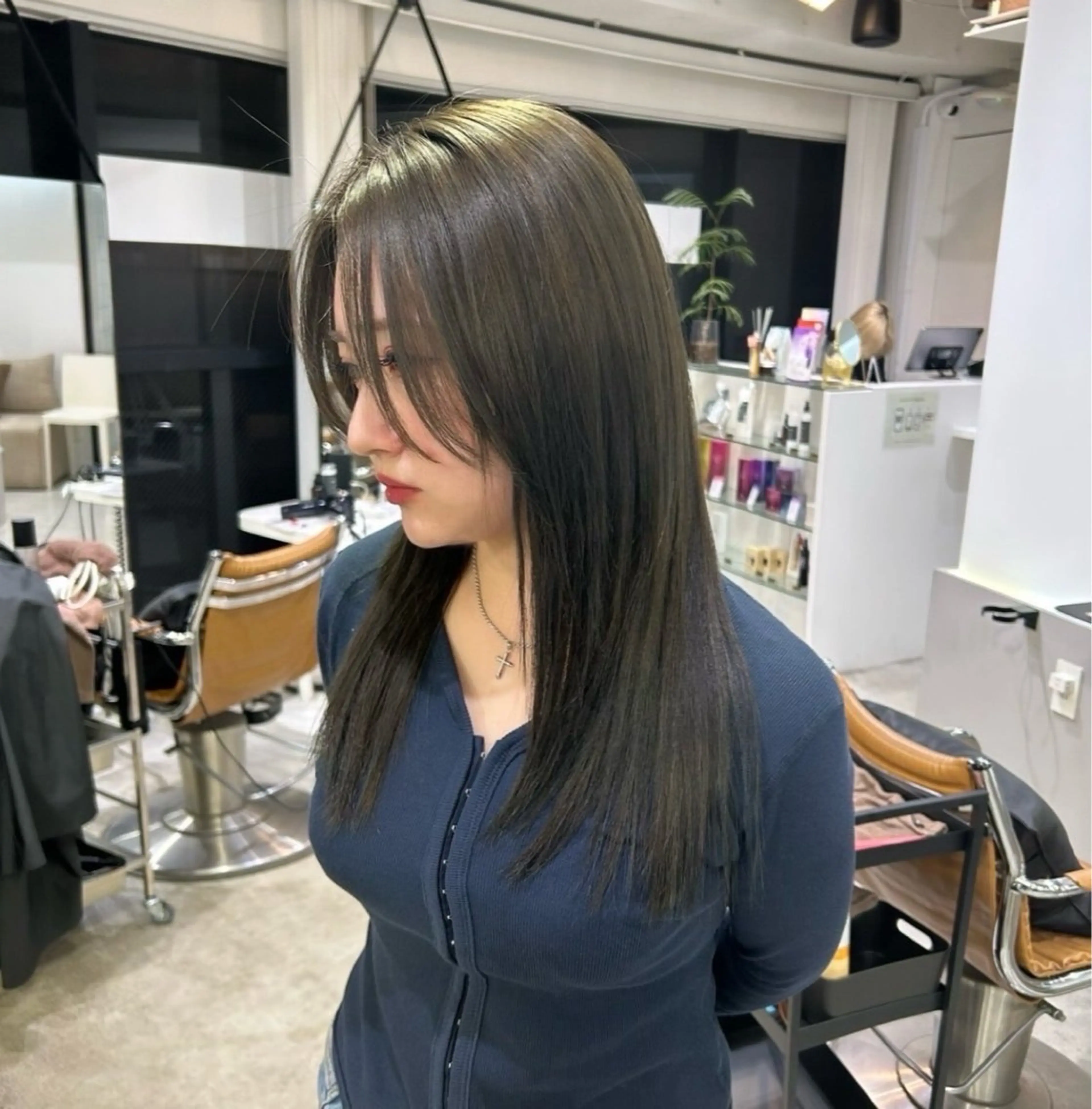 セミロング カラー グレージュ オリーブグレージュ オリーブグレー トリートメント 🧣艶カラー・ヘア セット Chie🧸のヘアスタイル