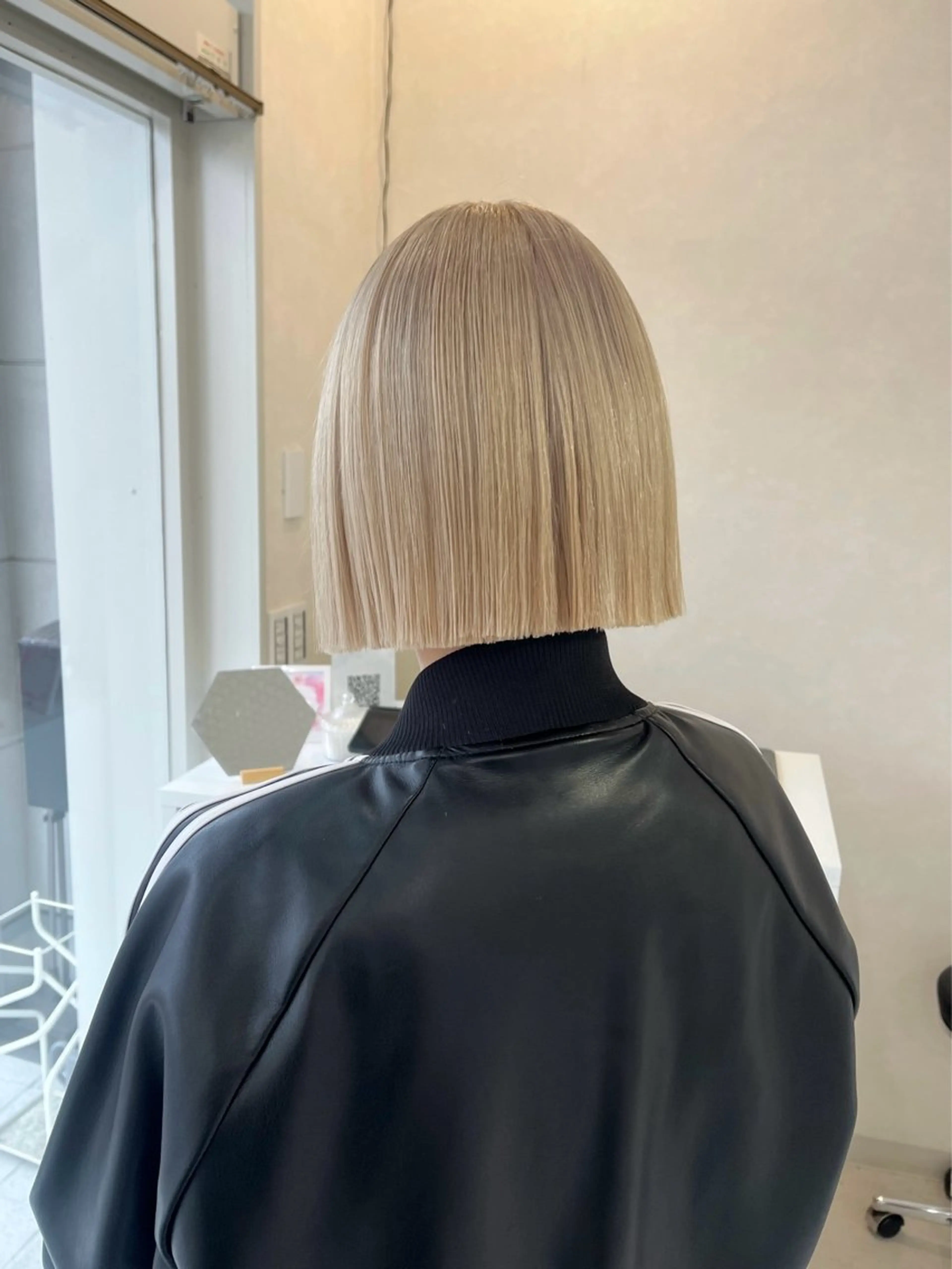 ショート カラー ブロンド ボブ 長山 茉白のヘアスタイル
