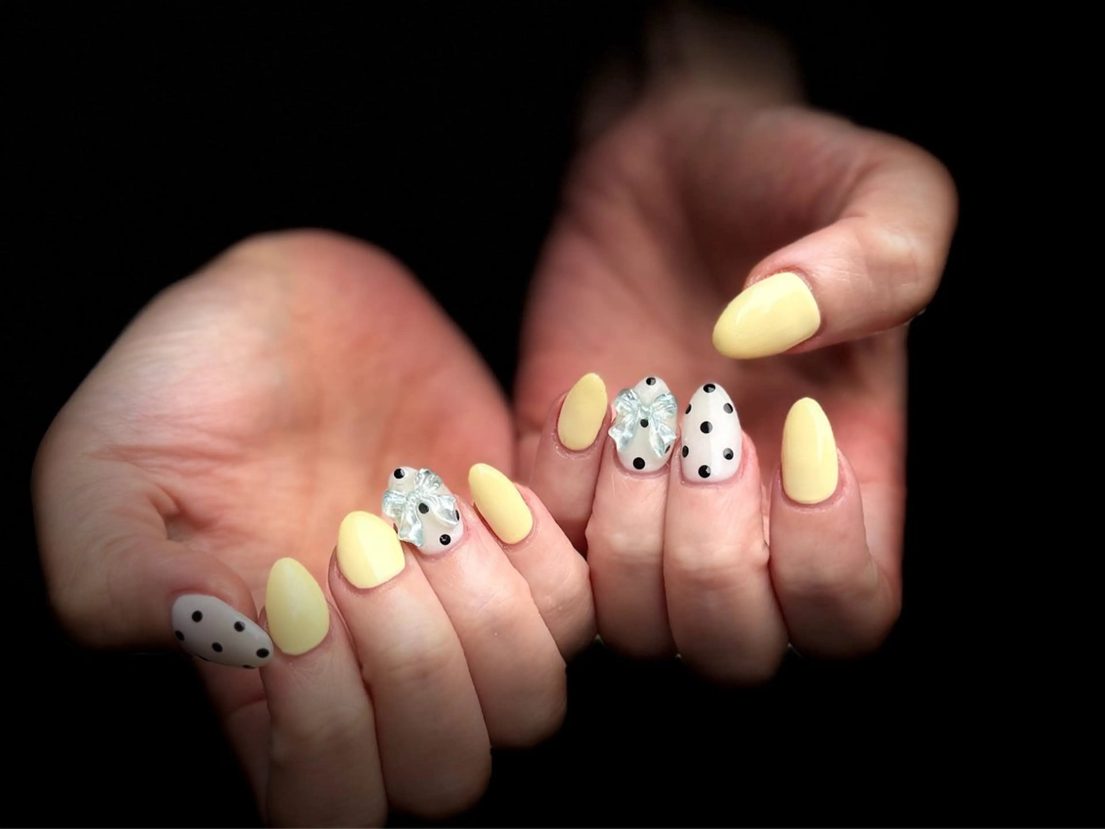 ネイル ドット リボン 春ネイル 黄色 ハンドネイル ✴︎ C+nailのネイルデザイン