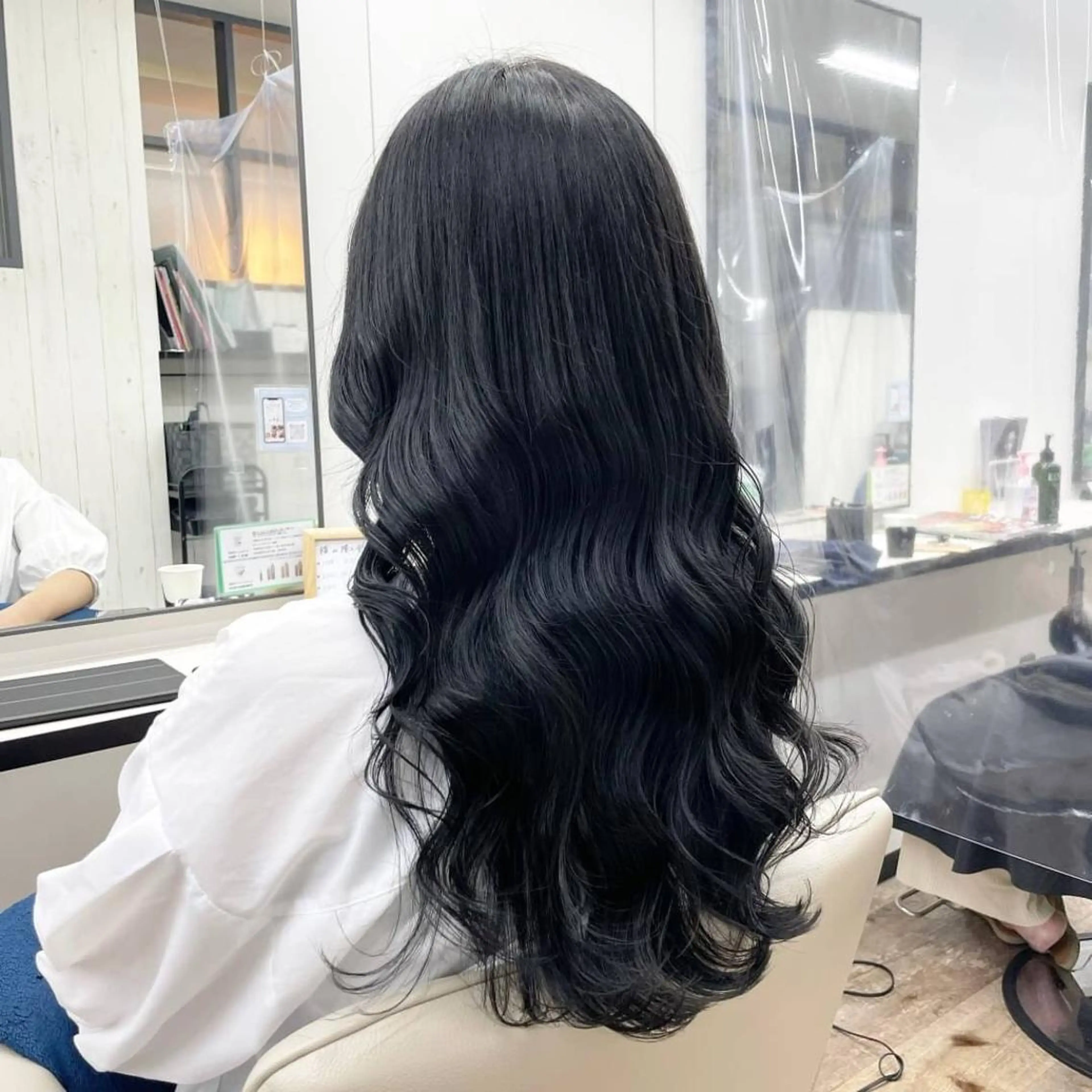 ミディアム パーマ ヘアアレンジ カラー ミディアムパーマ アディクシーカラー ベージュカラー ブリーチ ケアカラー カット ヘアカラー トリートメント ヘアケア特化型サロン newi 梅田のヘアスタイル