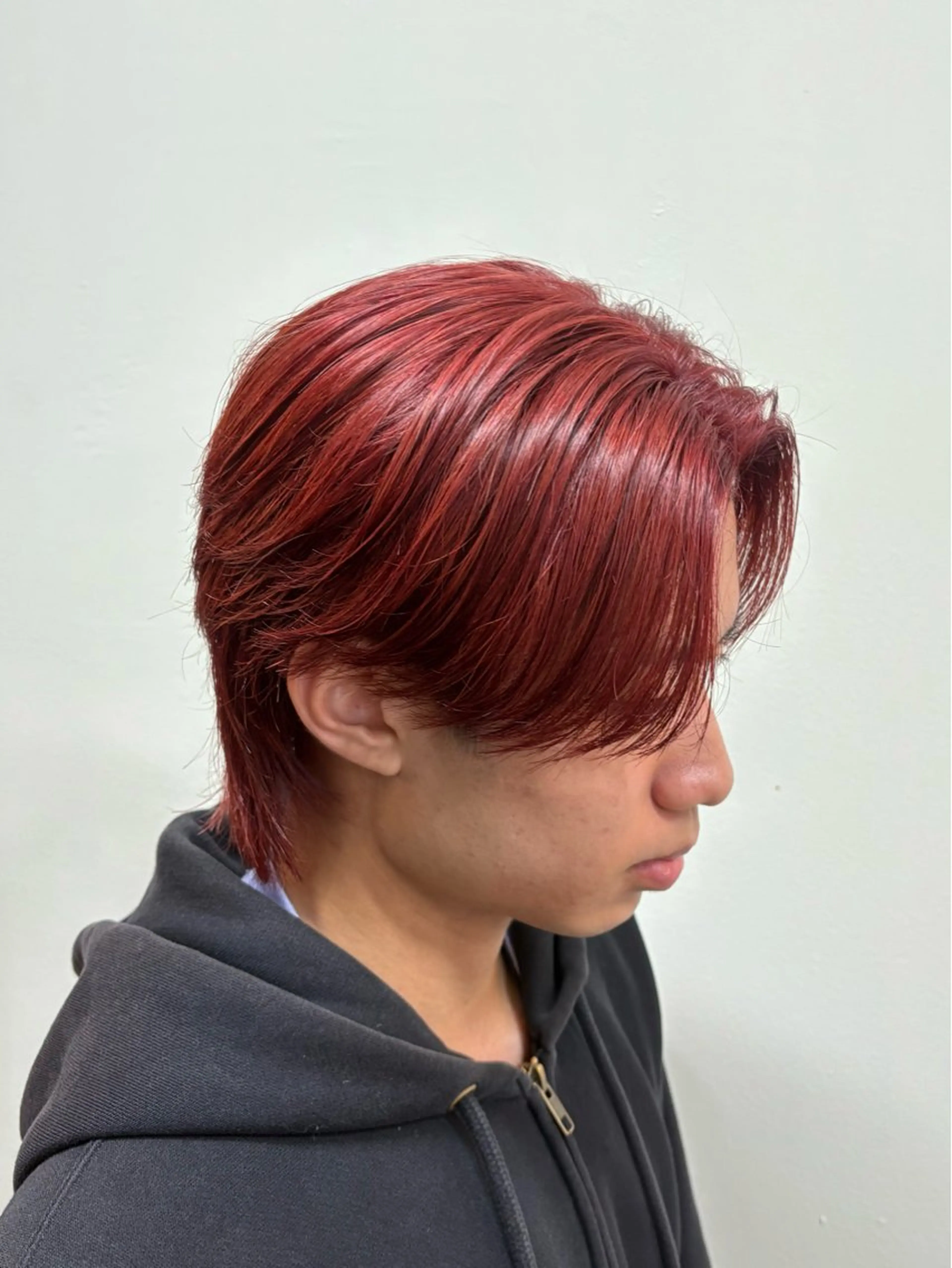 ミディアム カラー メンズ センターパート メンズウルフカット レッドカラー ウルフカット カット ヘアカラー 韓国メンズヘア/ 毛流れヘア　須田龍世のヘアスタイル