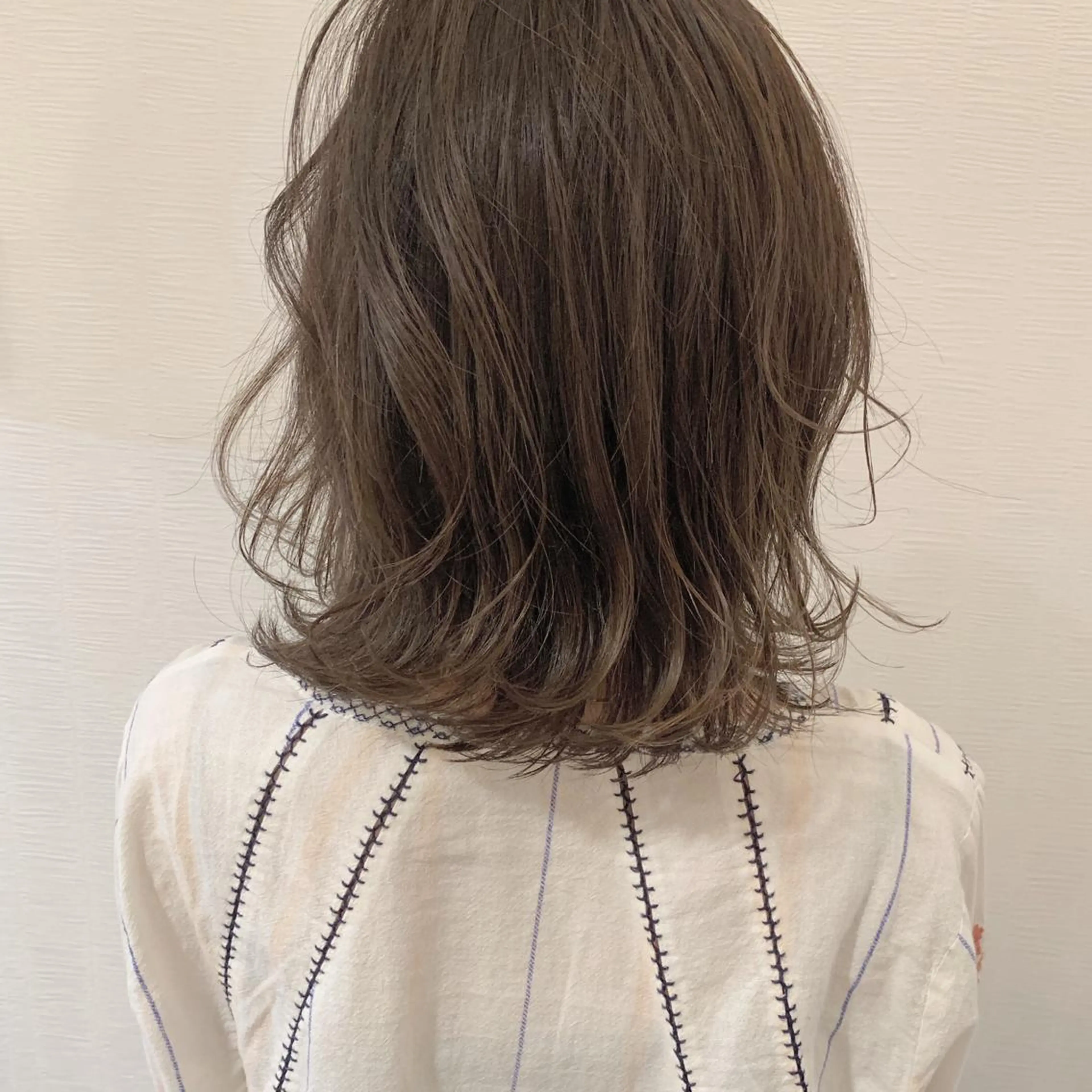 ミディアム カラー アディクシーカラー ブルーカラー ブルーグレー ブルーグレージュ グラデーションカラー カット ヘアカラー トリートメント toiro by lien hair atelier所属・池田 真由美のヘアスタイル