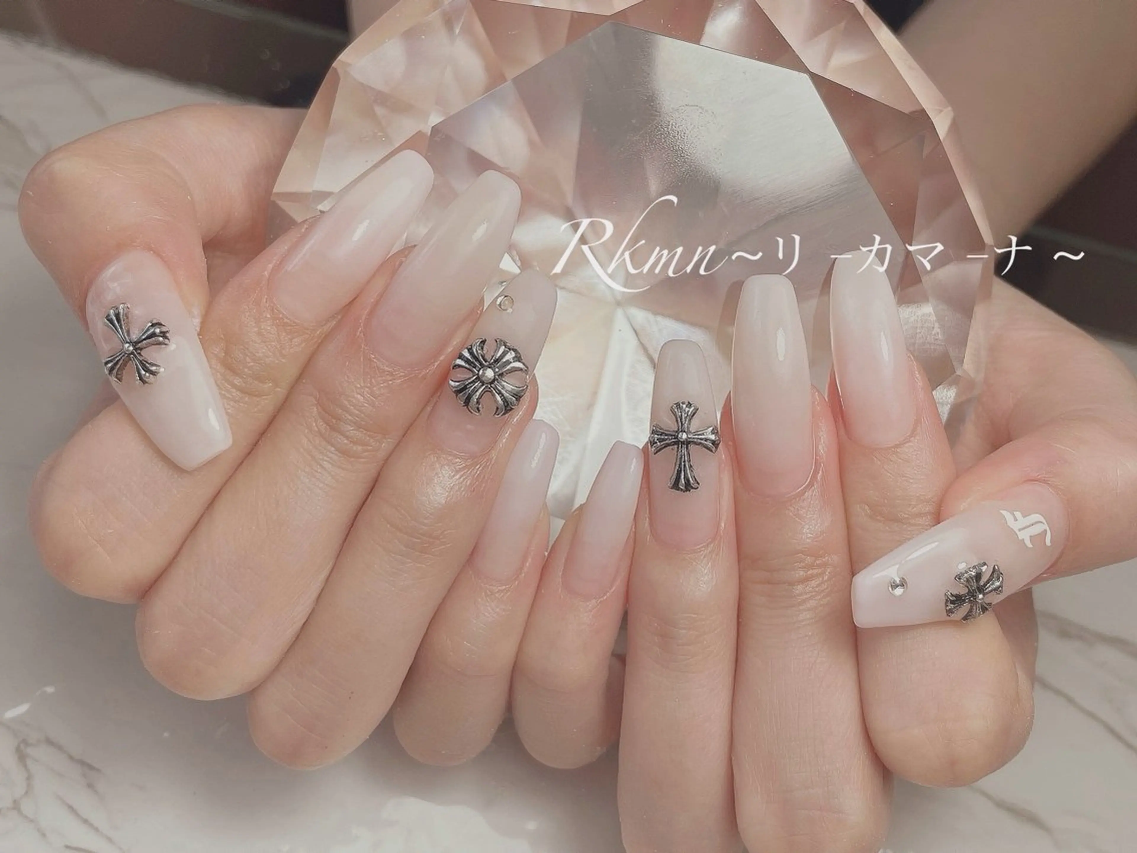 ネイル アートネイル グラデーション 春ネイル ホワイト ハンドネイル フットネイル ハンドケア Rkmn ~リ-カマ-ナ~のネイルデザイン