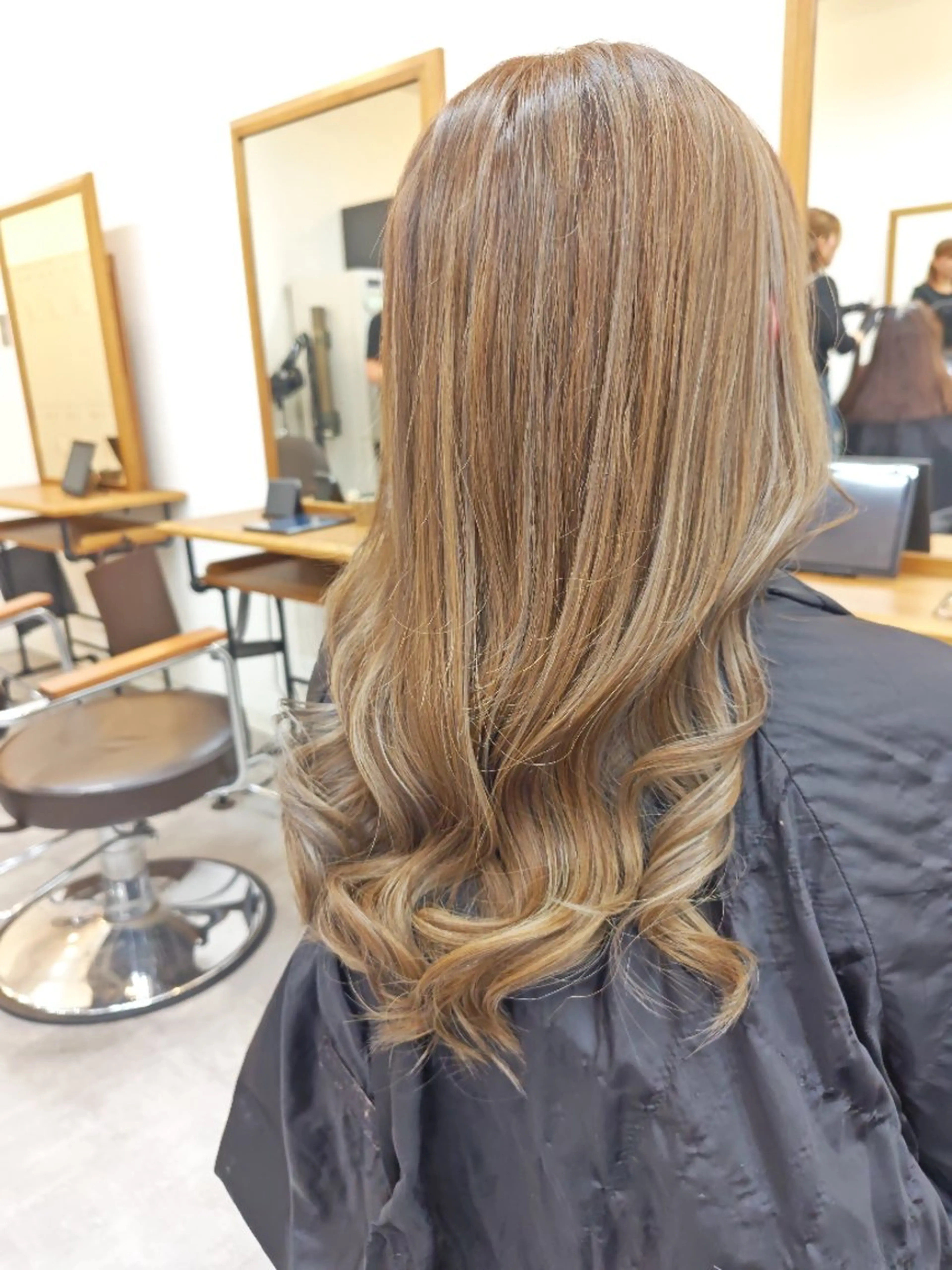 カラー バレイヤージュ グレージュ ハイライトカラー 澤田 あきのヘアスタイル