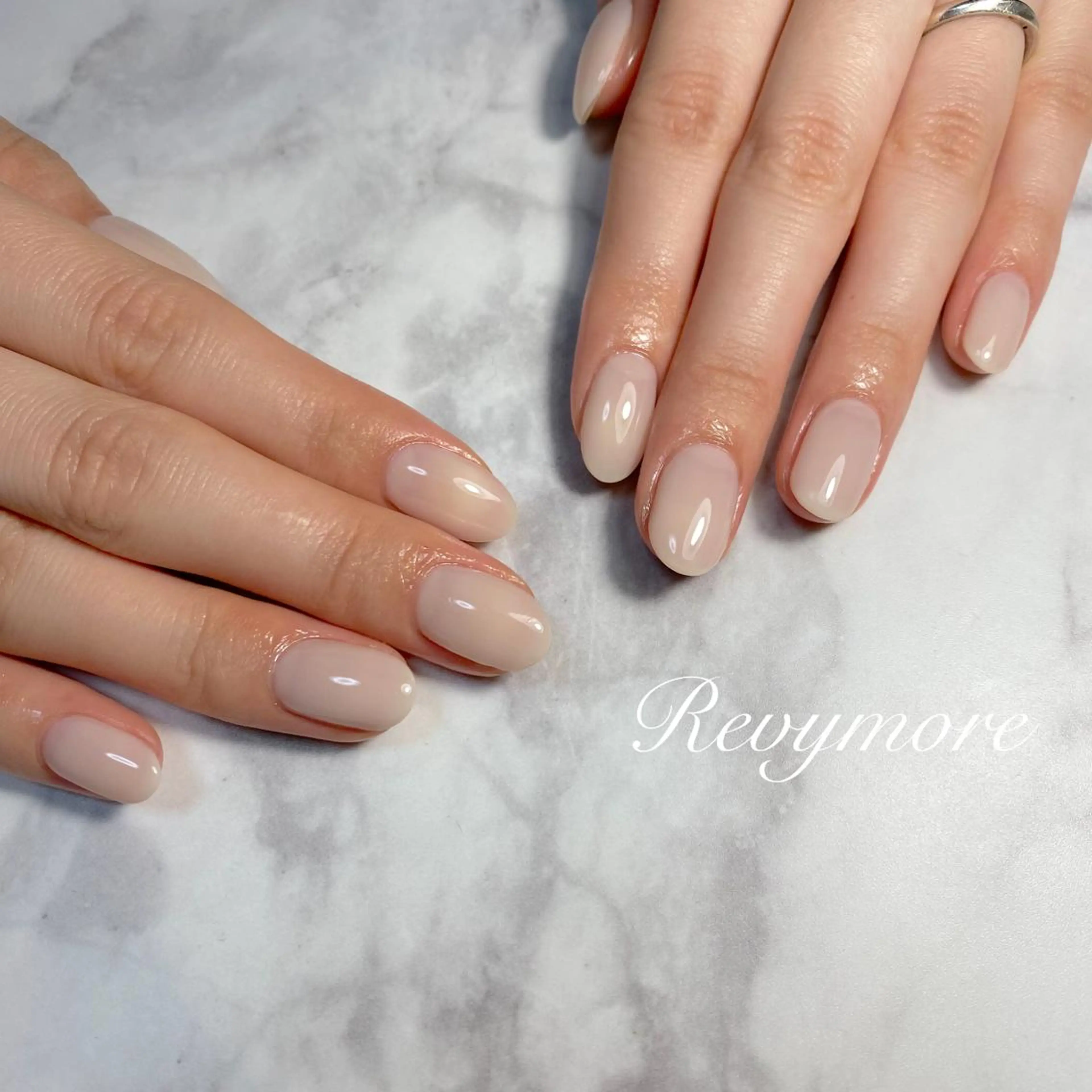 ミディアム ネイル 韓国風ヘア ジェルネイル キラキラネイル 韓国ネイル ニュアンスネイル nail salon Revymoreのネイルデザイン