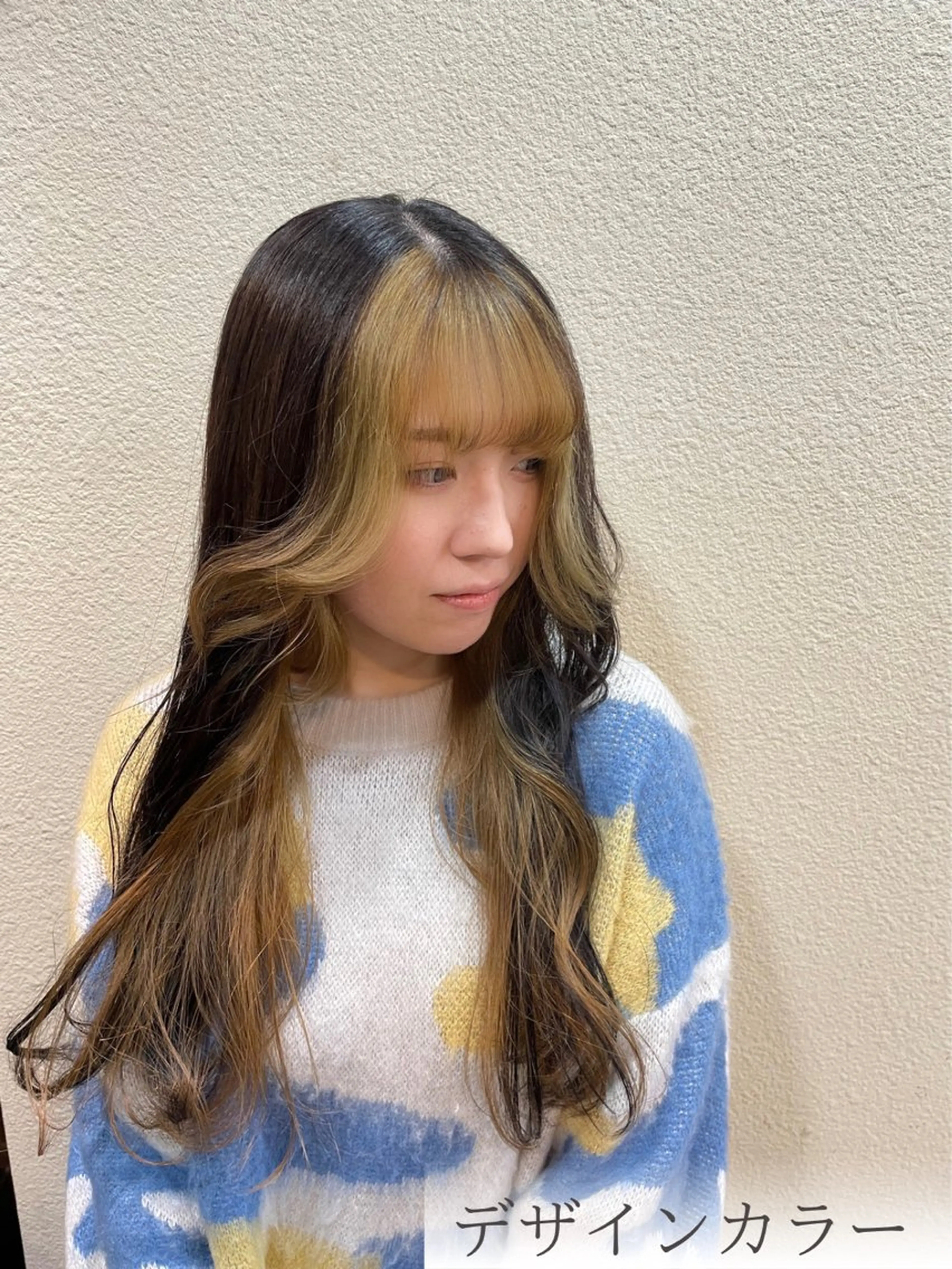 ロング カラー ブリーチ ブルーカラー ブルーグレー 透明感カラー デザインカラー カット ハイトーン/レイヤー 似合わせ・ユキノのヘアスタイル