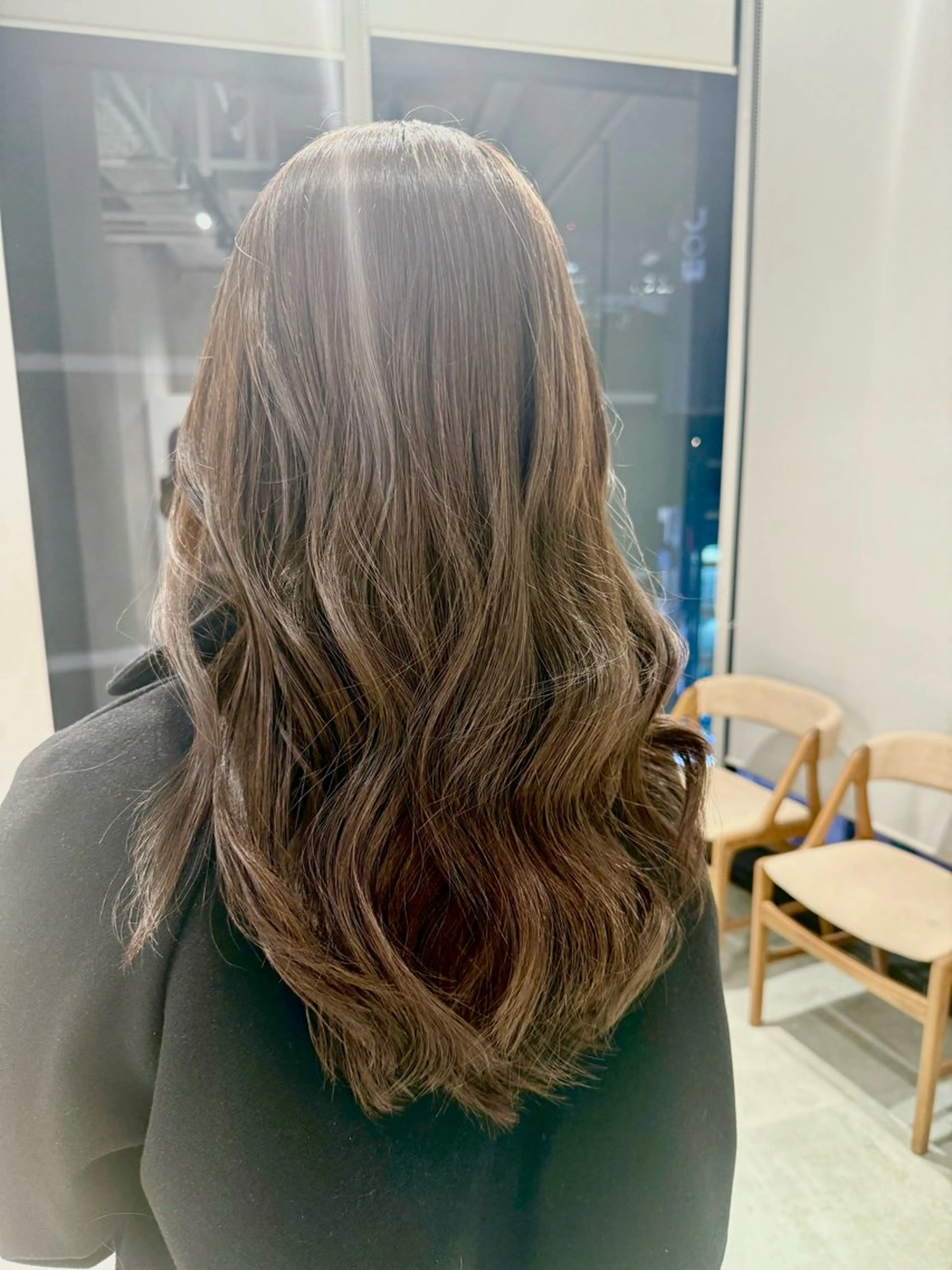 ロング アッシュ カット ヘアカラー ハイトーン／透明感 カラー Mioのヘアスタイル