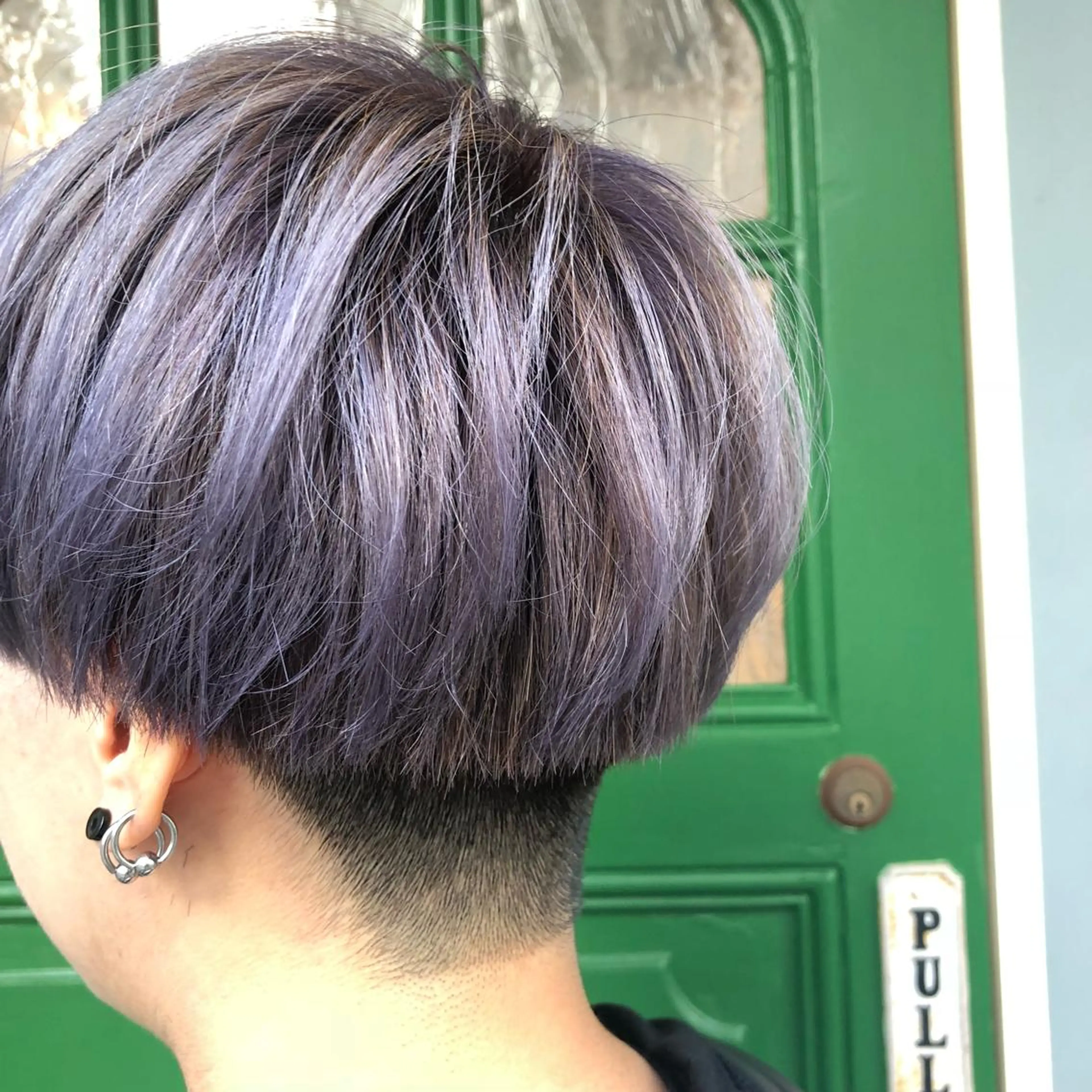 ショート カラー アッシュ ブリーチ パープルカラー パープルアッシュ 韓国風ヘア カット ヘアカラー トリートメント ヘッドスパ BRITS 渡辺 菜々子のヘアスタイル