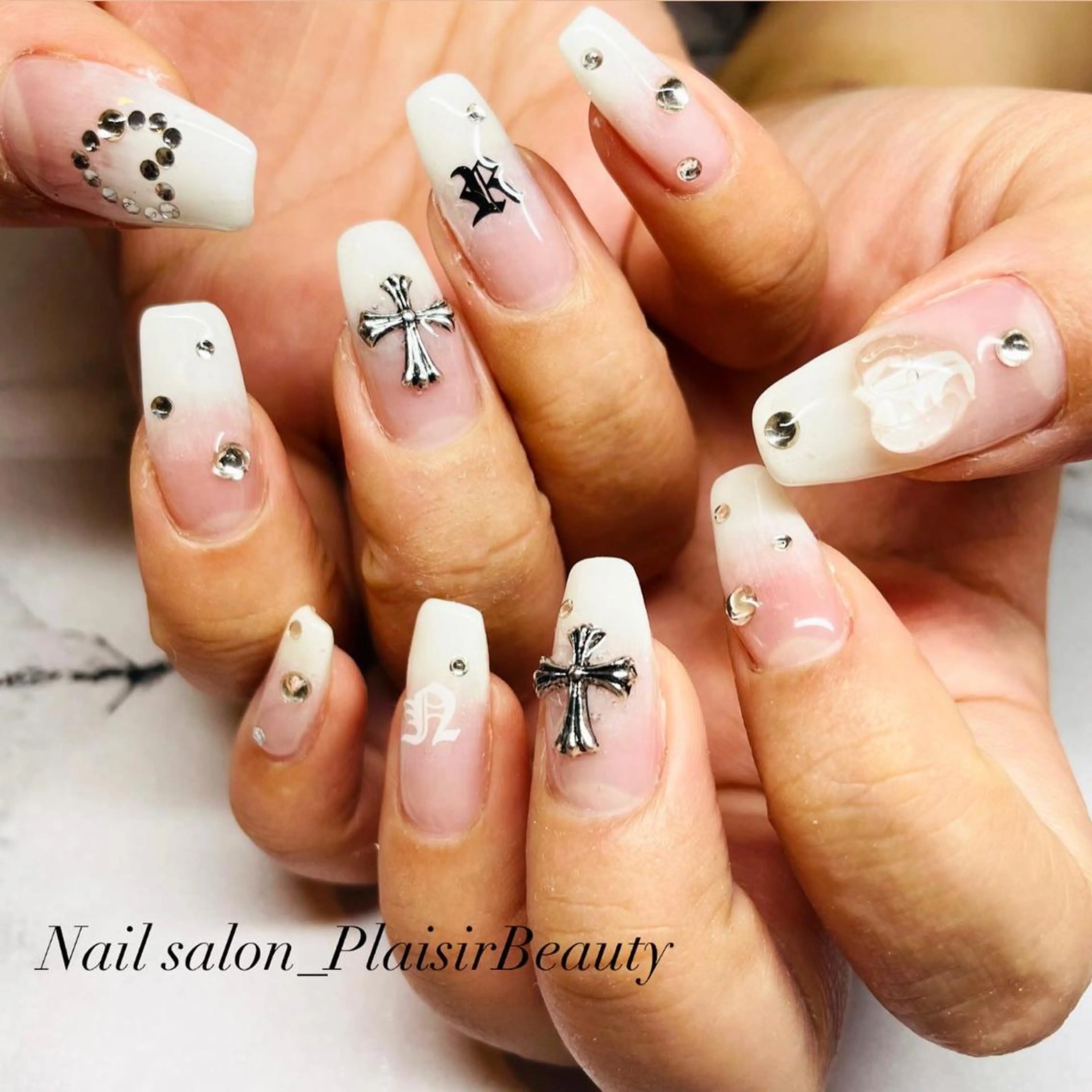 ネイル アートネイル 持ち込み シルバー ハンドネイル Nallsalon Plaisirbeauty所属・Plaisir beautyのネイルデザイン