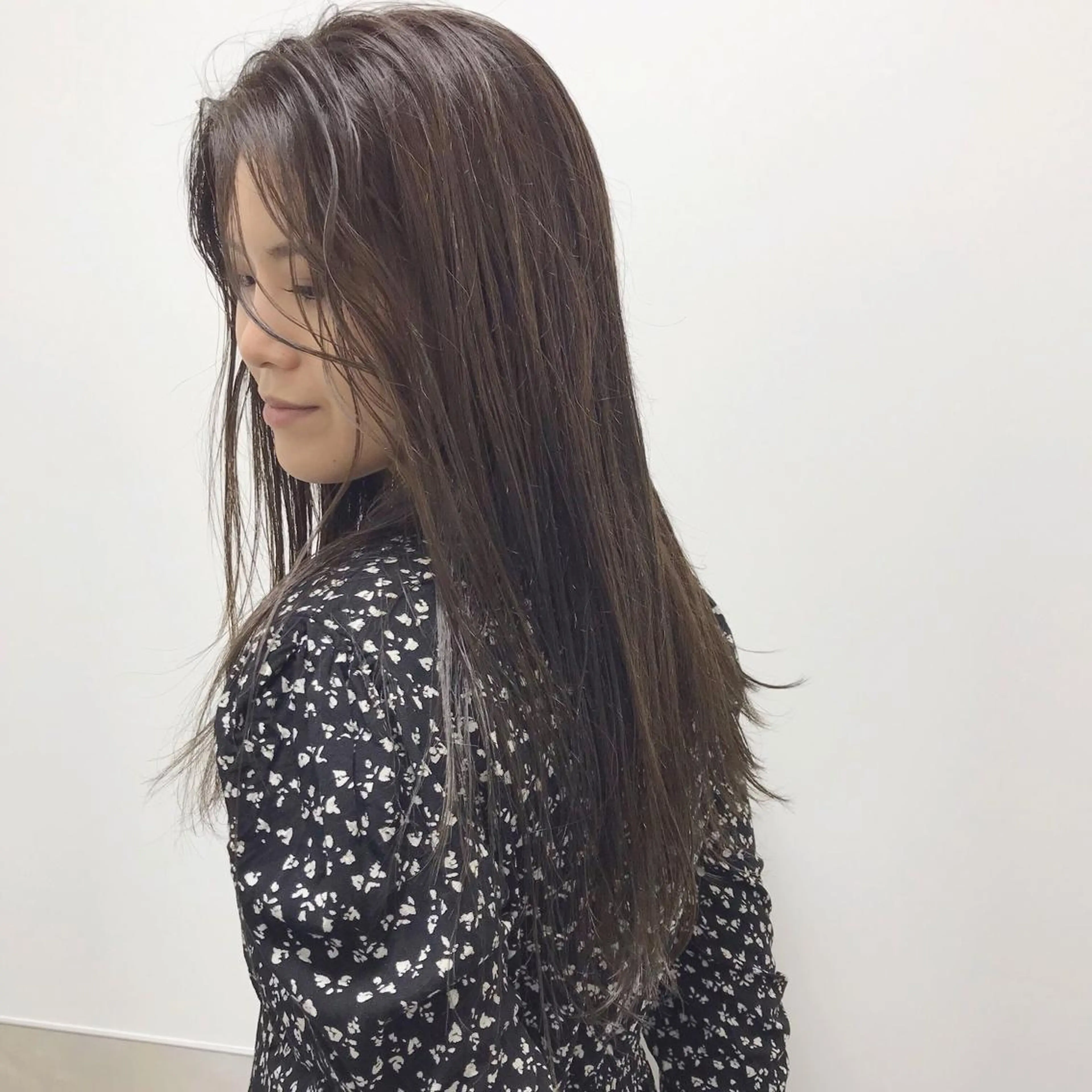 ロング カラー アッシュ ベージュカラー HARUNA/ミセス 大人ショートヘアのヘアスタイル