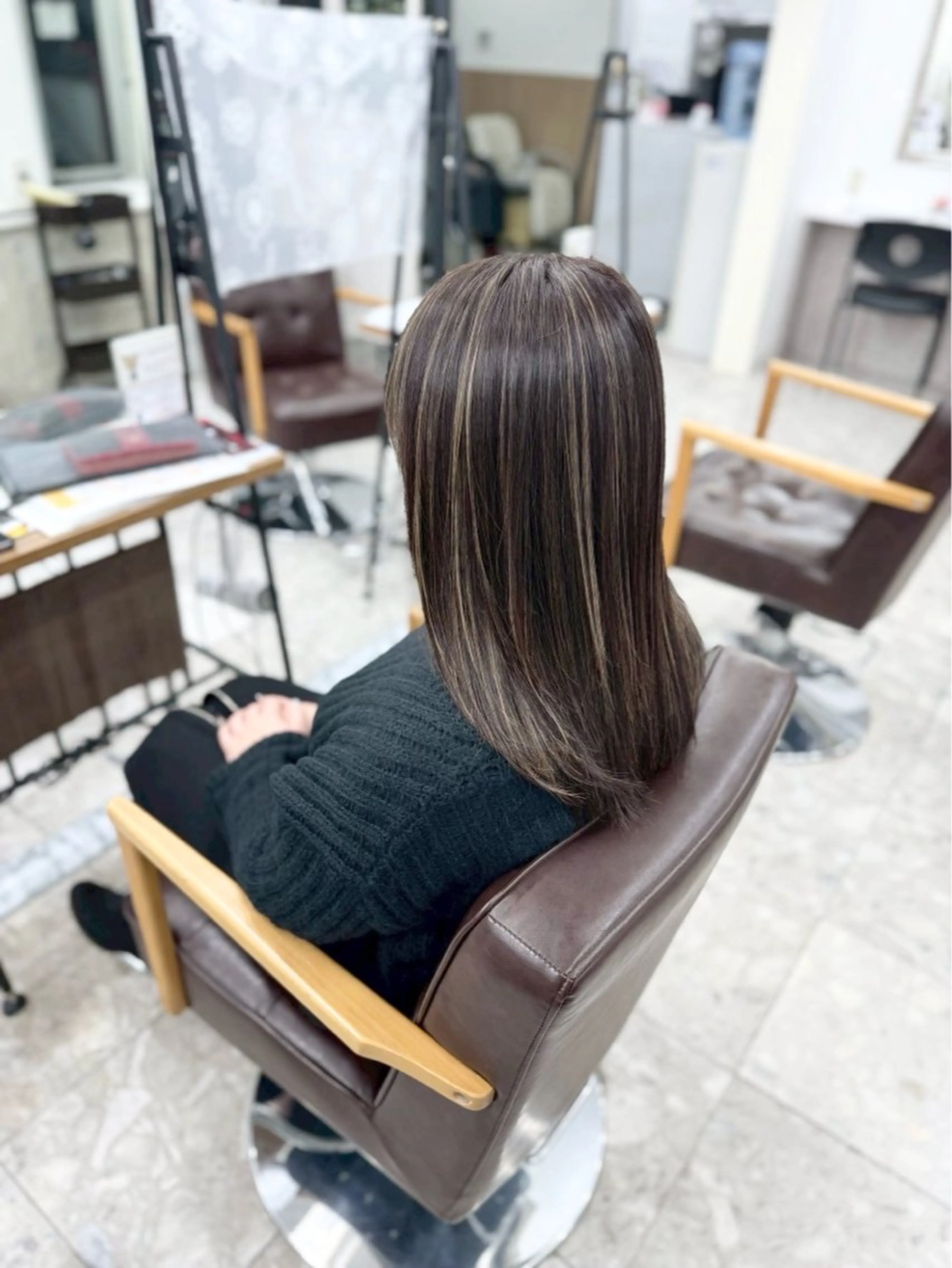 セミロング カラー ハイライト&曲がる 縮毛矯正特化 玉置のヘアスタイル