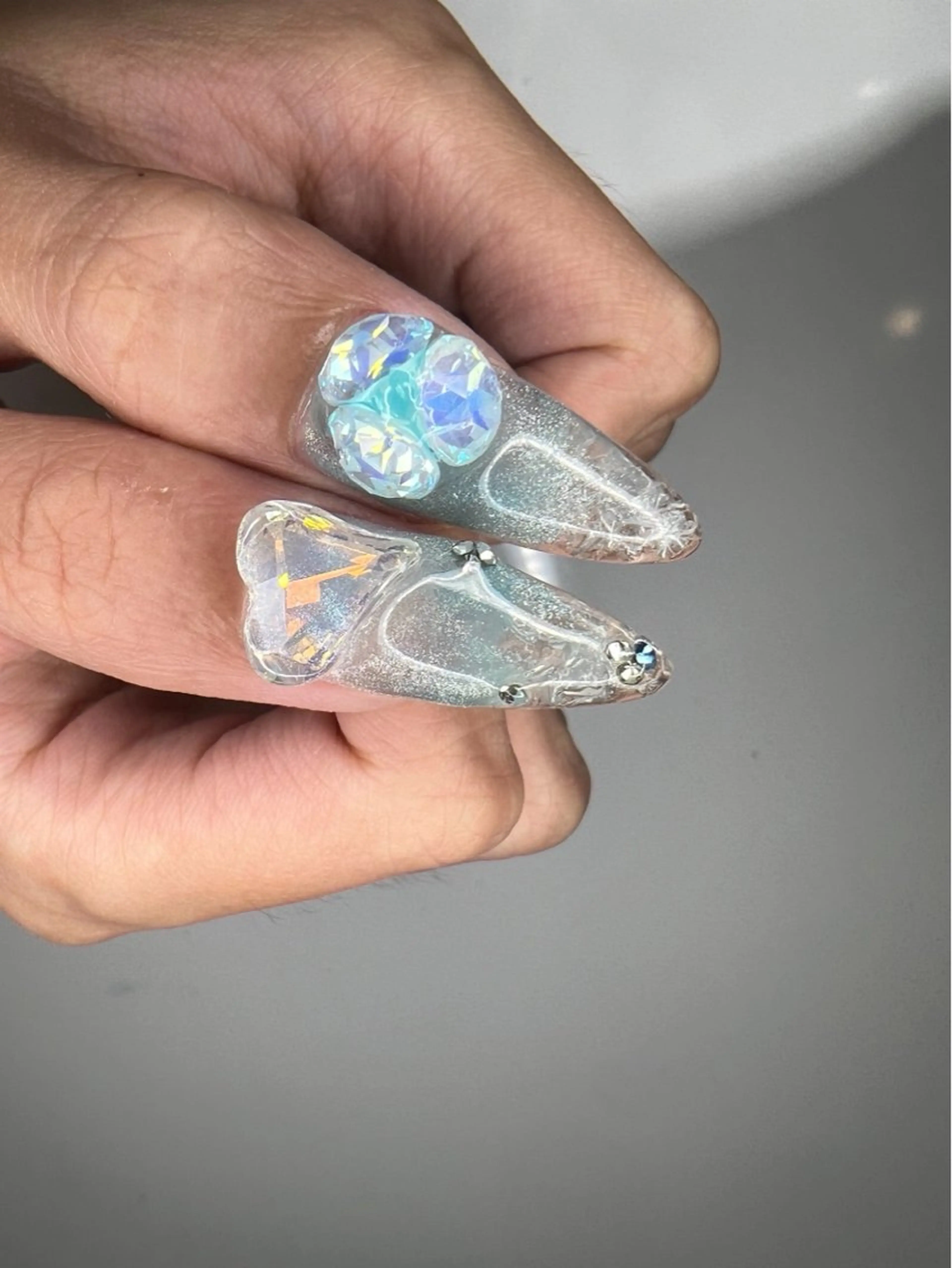 ネイル チークネイル 成人式 長さ出し ガーリー ハート リボン、ガーリー パーツ放題専門店のネイルデザイン