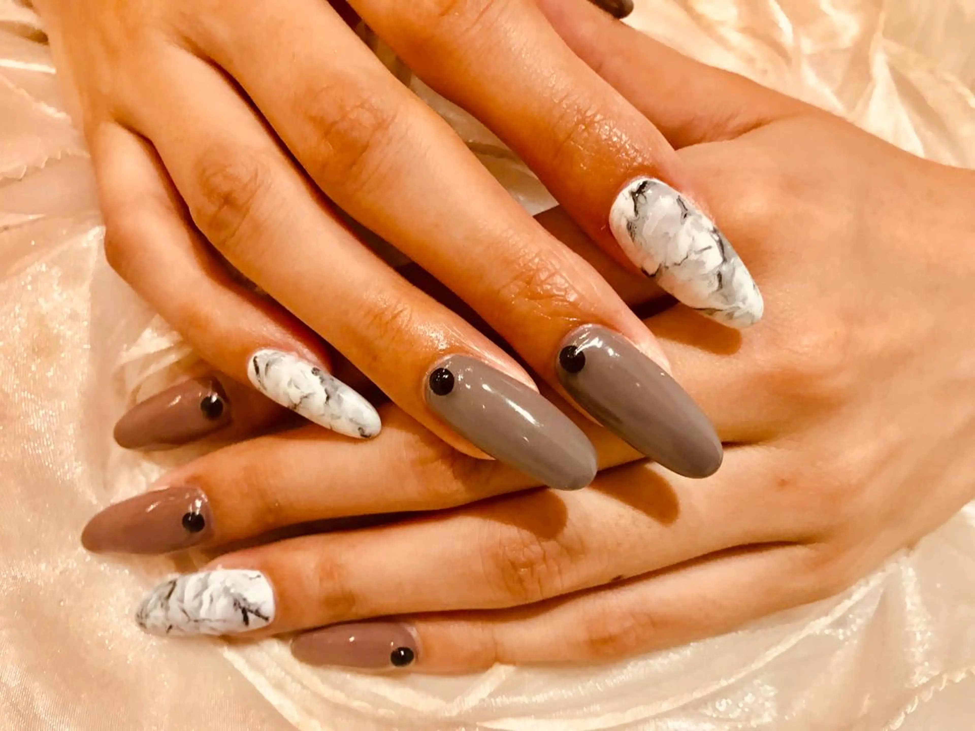 セミロング ネイル ネイル ティアラのネイルデザイン