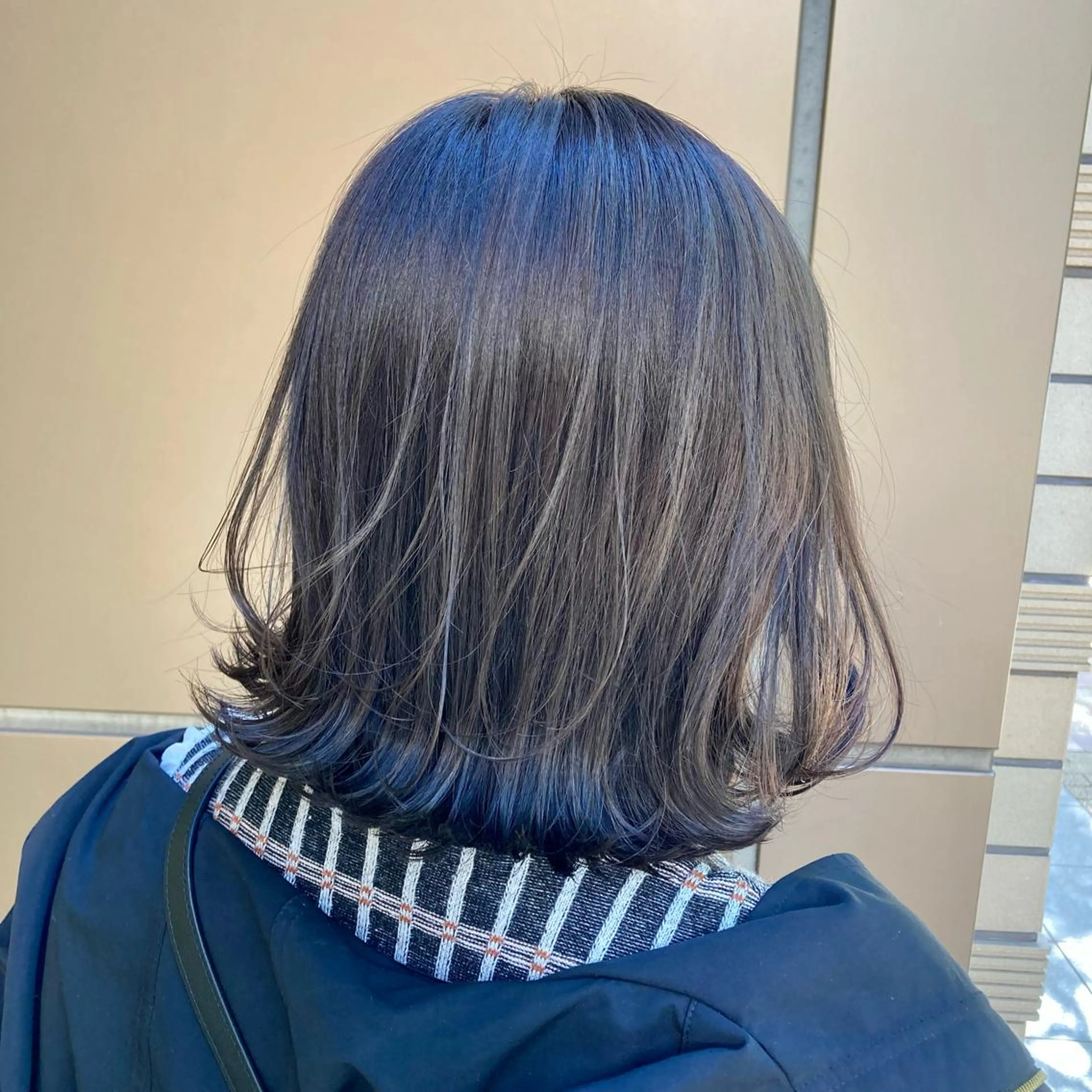 ミディアム カラー グレージュ 松岡 知のヘアスタイル