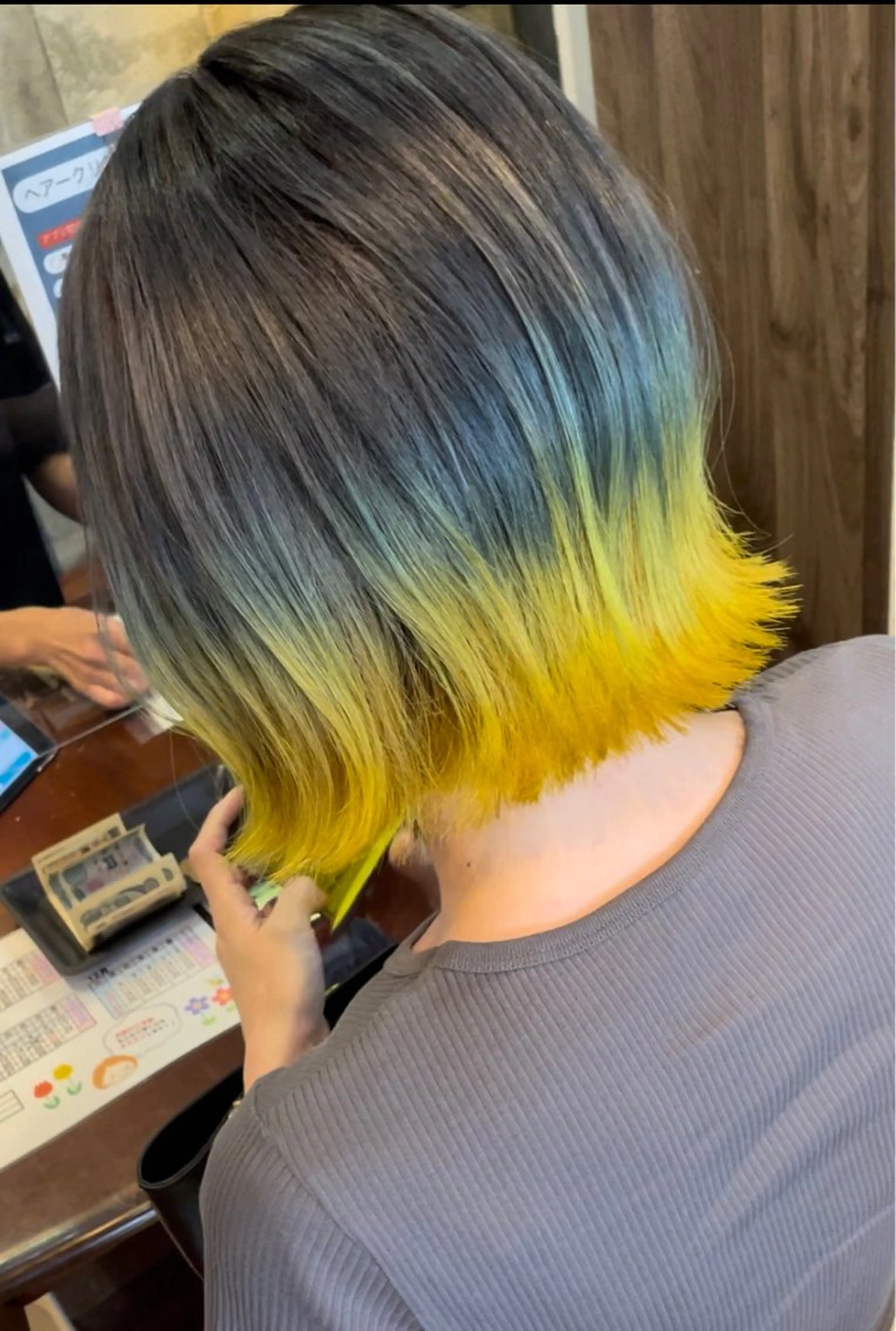 ショート カラー ブルーカラー ブルーグレー グラデーションカラー イエローカラー 福見 美保のヘアスタイル